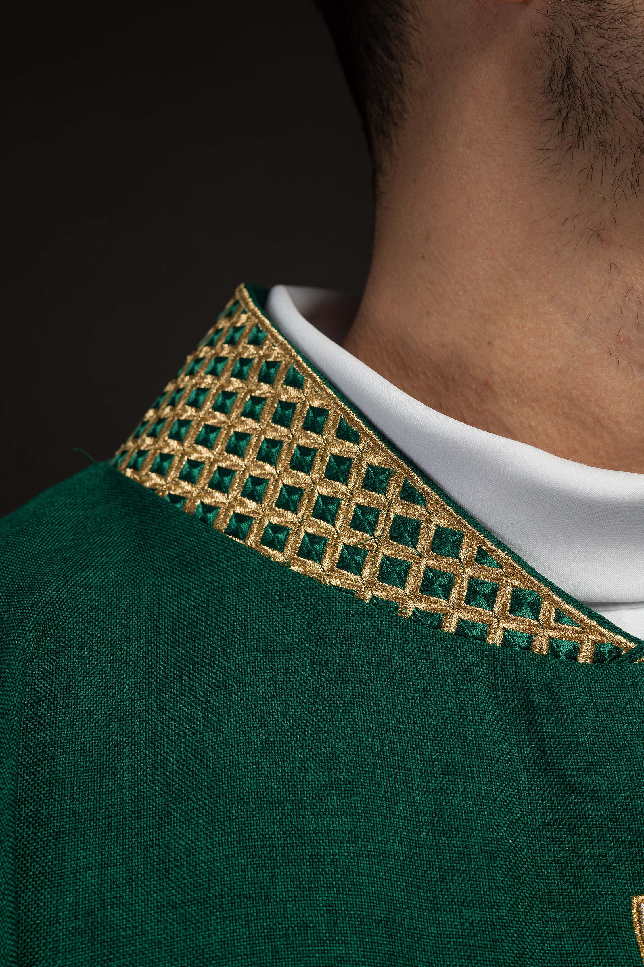 Casula verde com cruzes e gola bordadas a dourado