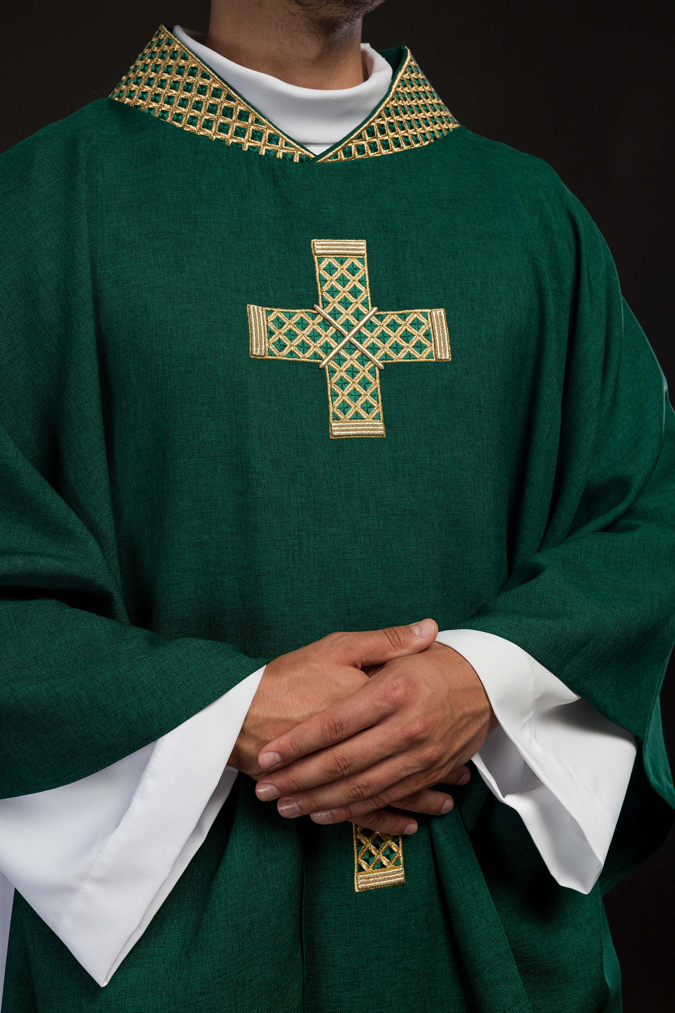 Casula verde com cruzes e gola bordadas a dourado