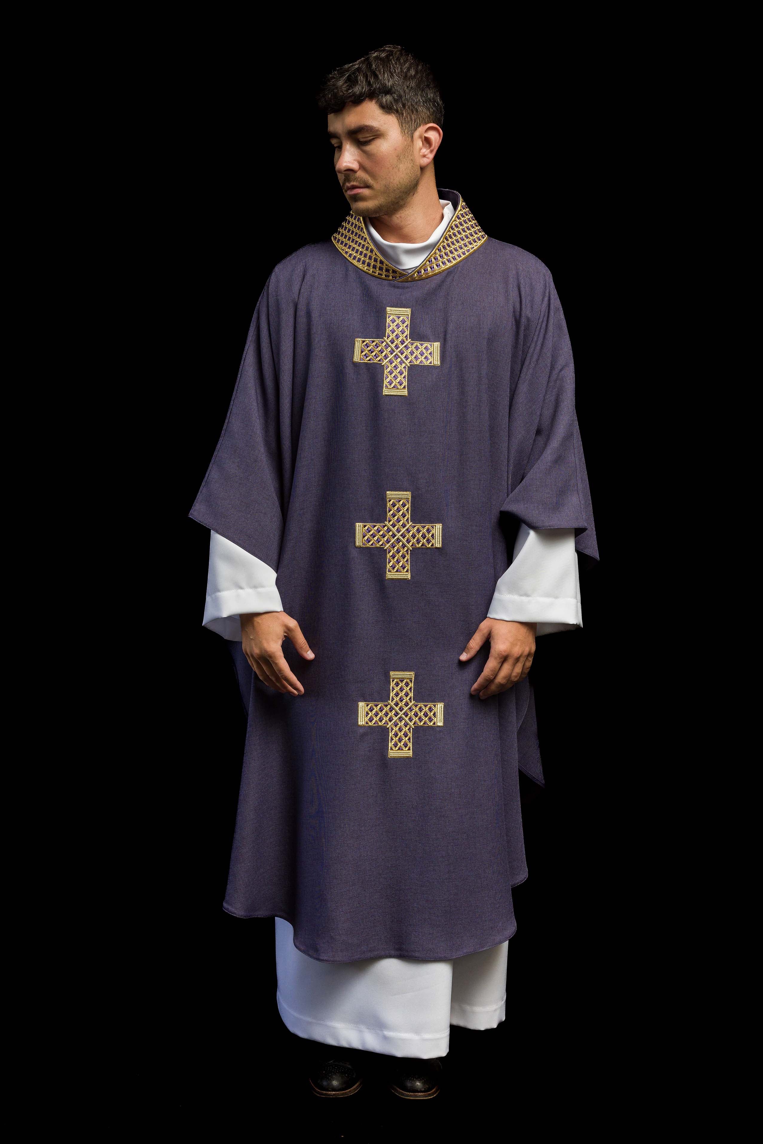 Casula roxa com cruzes e gola bordadas
