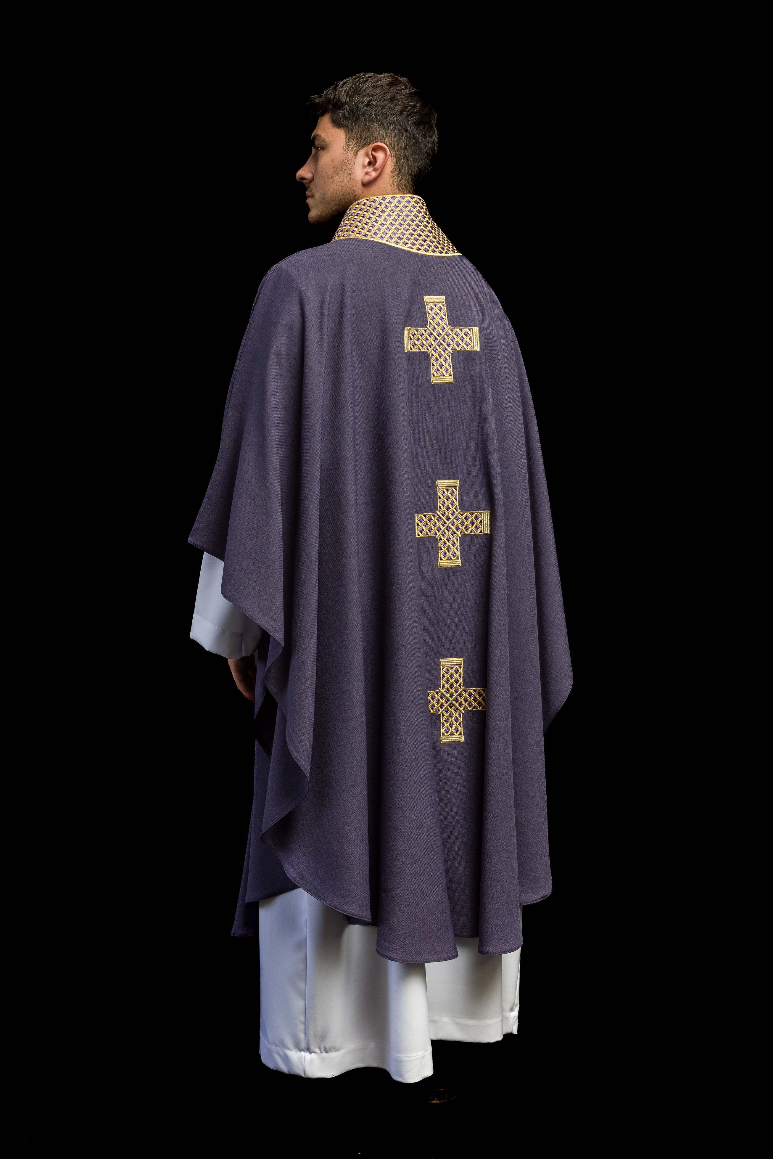 Casula roxa com cruzes e gola bordadas