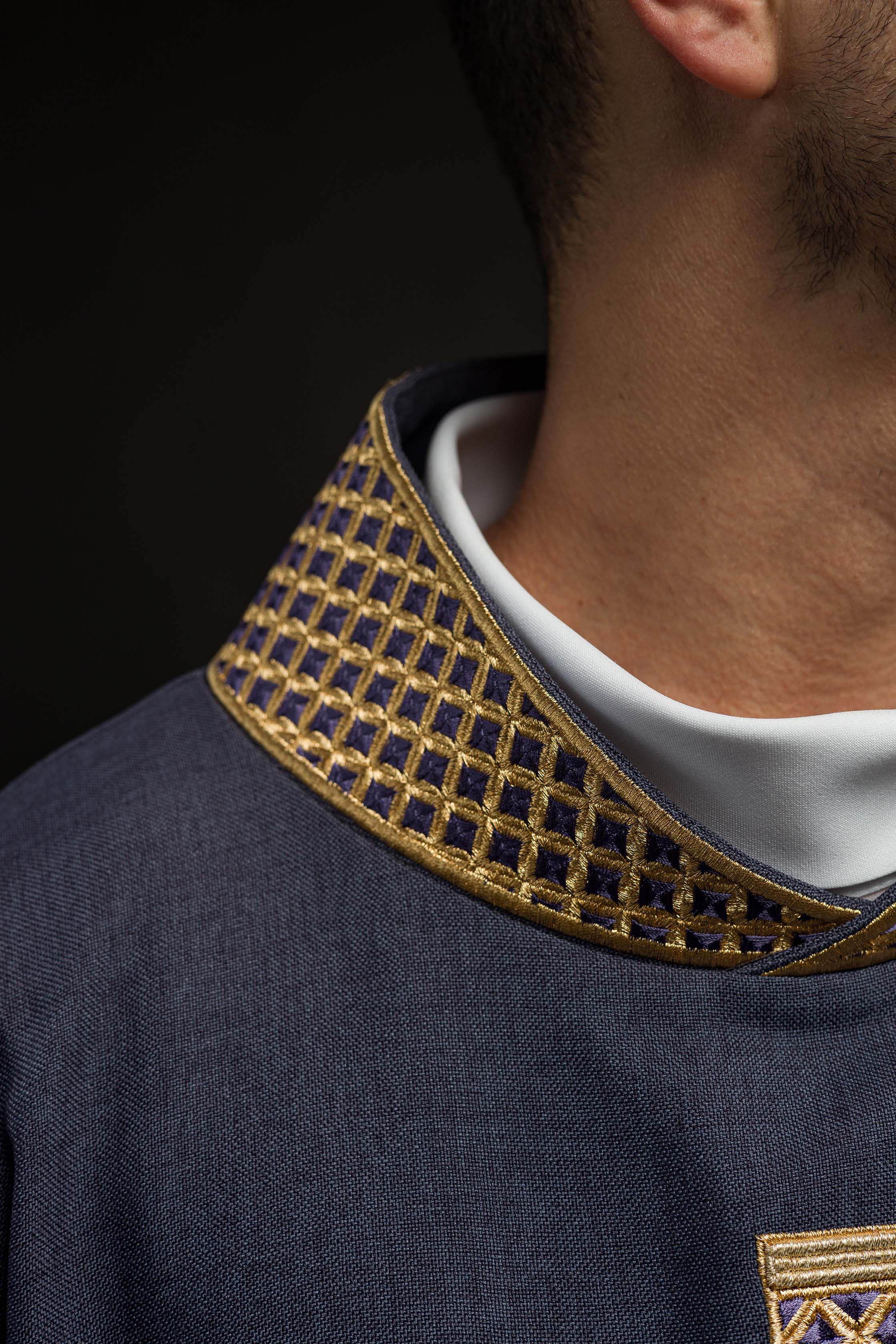 Casula roxa com cruzes e gola bordadas