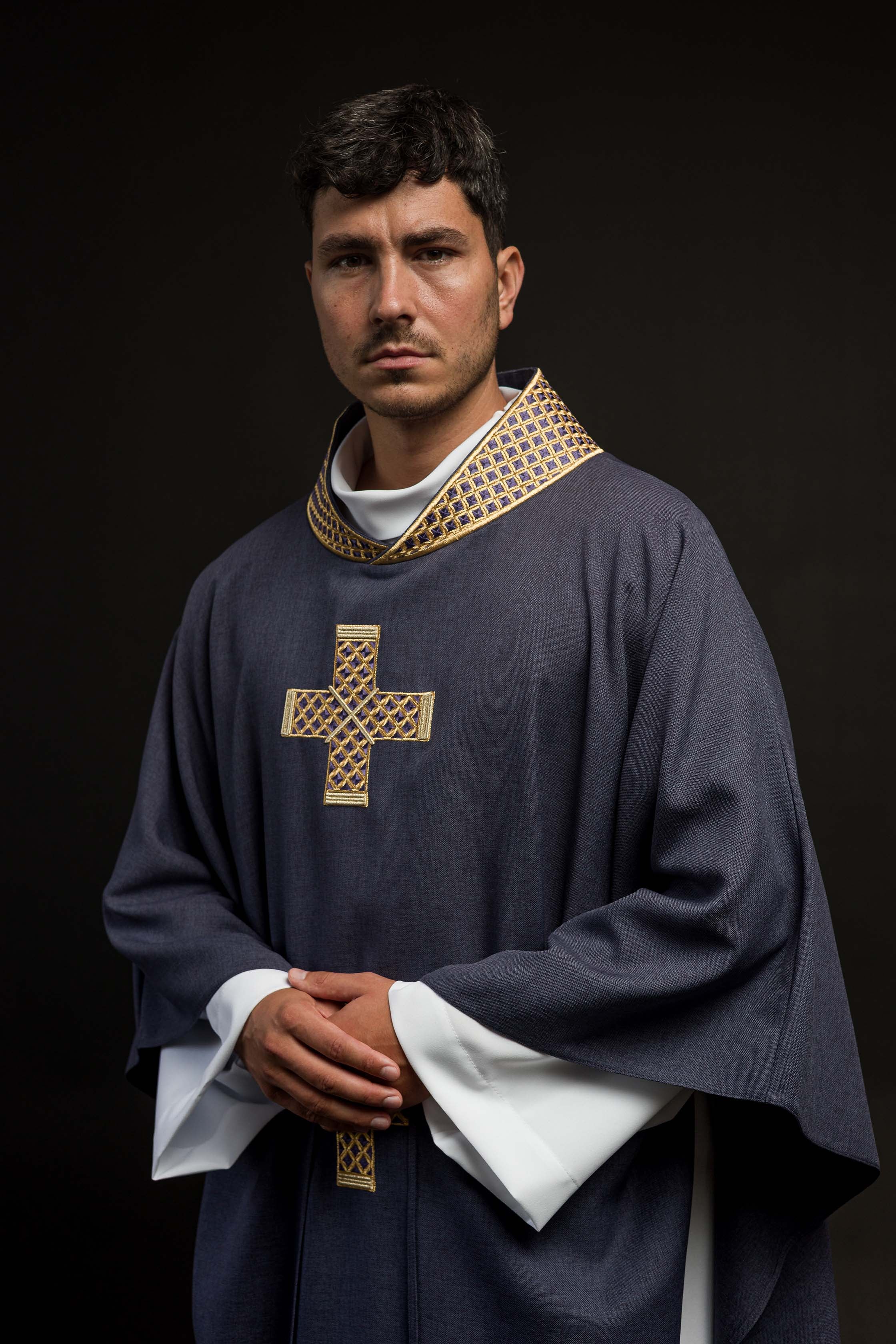 Casula roxa com cruzes e gola bordadas