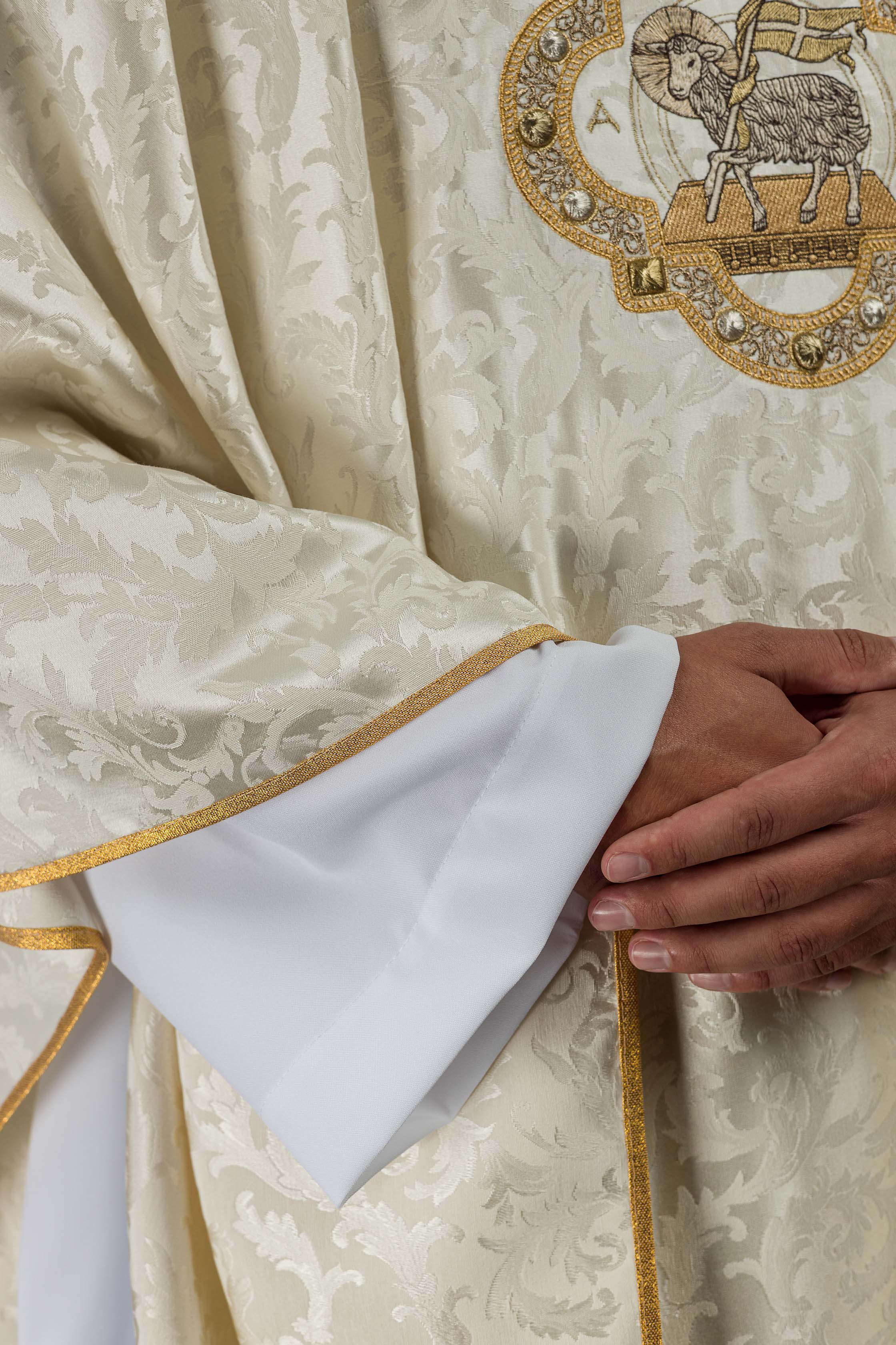 Casula com cordeiro pascal em tecido decorativo