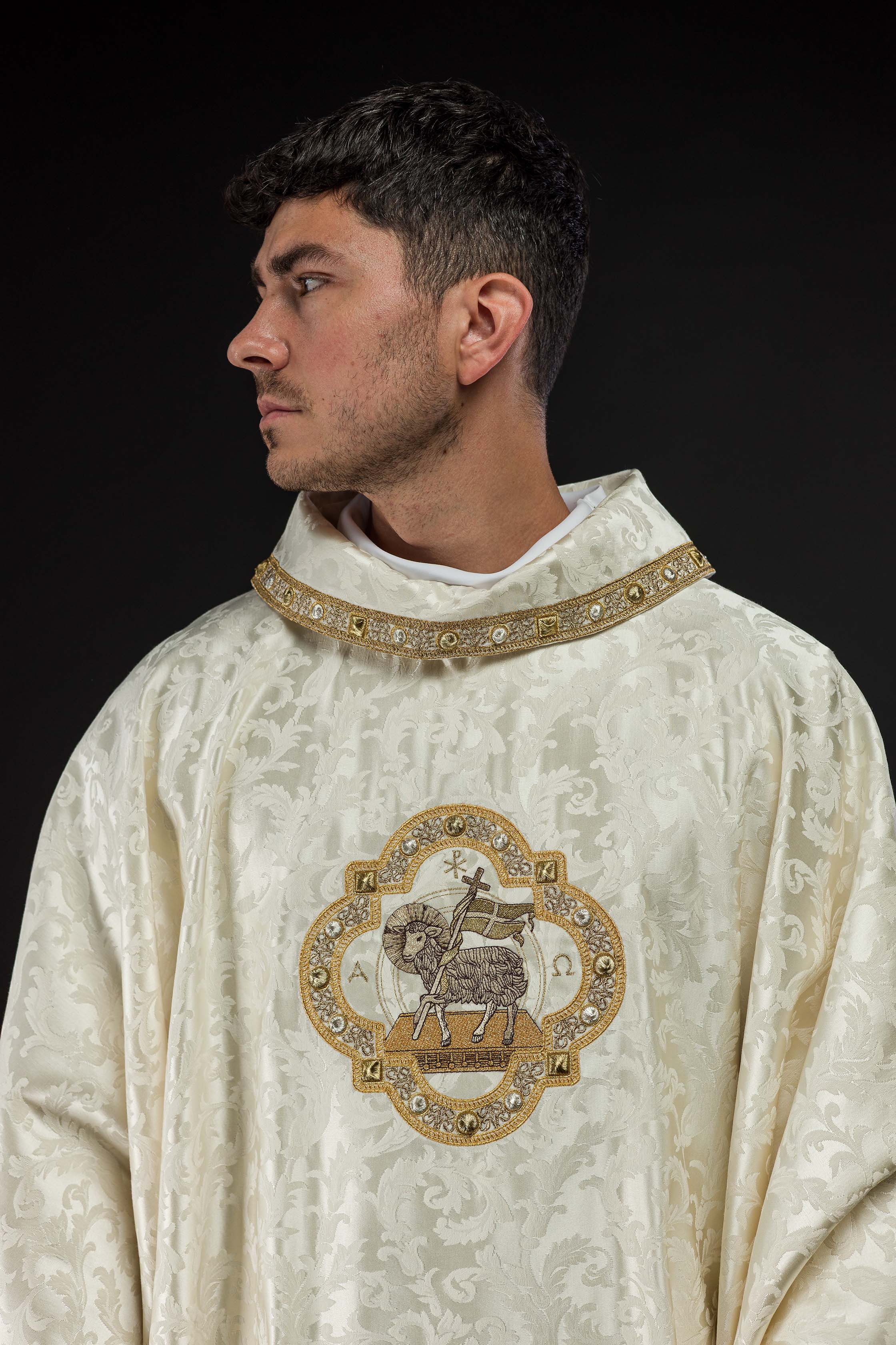 Casula com cordeiro pascal em tecido decorativo