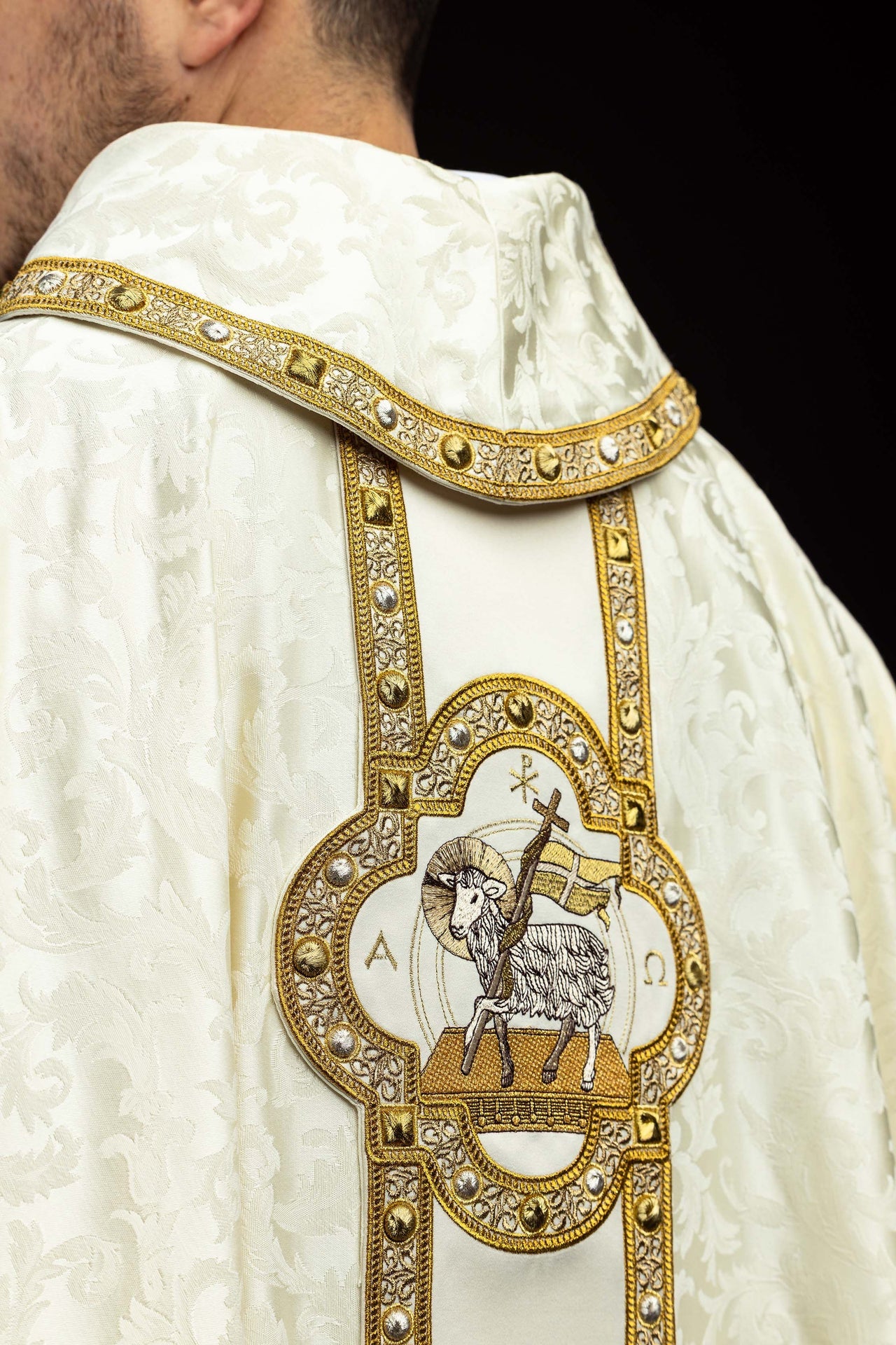 Casulla con cíngulo y bordado del Cordero Pascual sobre tejido jacquard