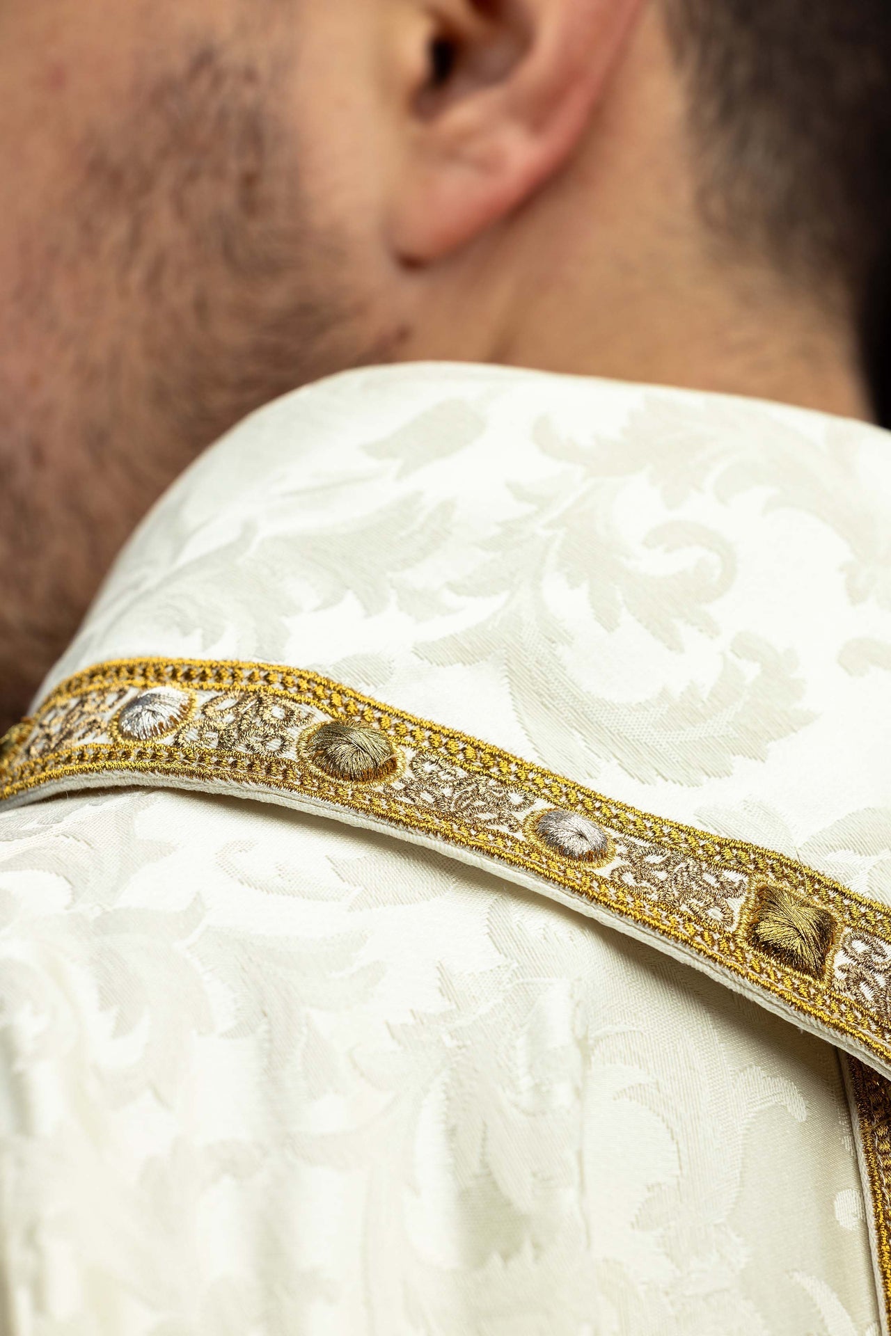 Casulla con cíngulo y bordado del Cordero Pascual sobre tejido jacquard