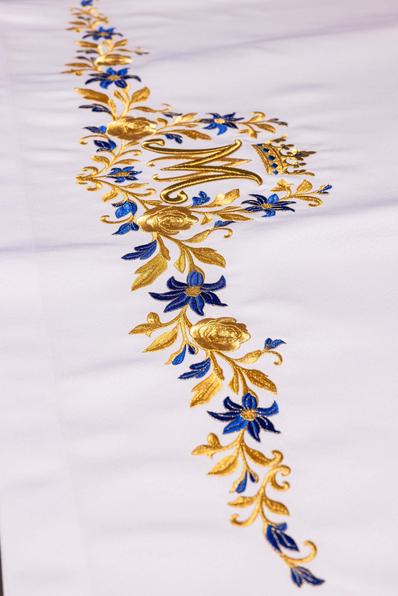 Obrus ołtarzowy z haftowanym symbolem maryjnym