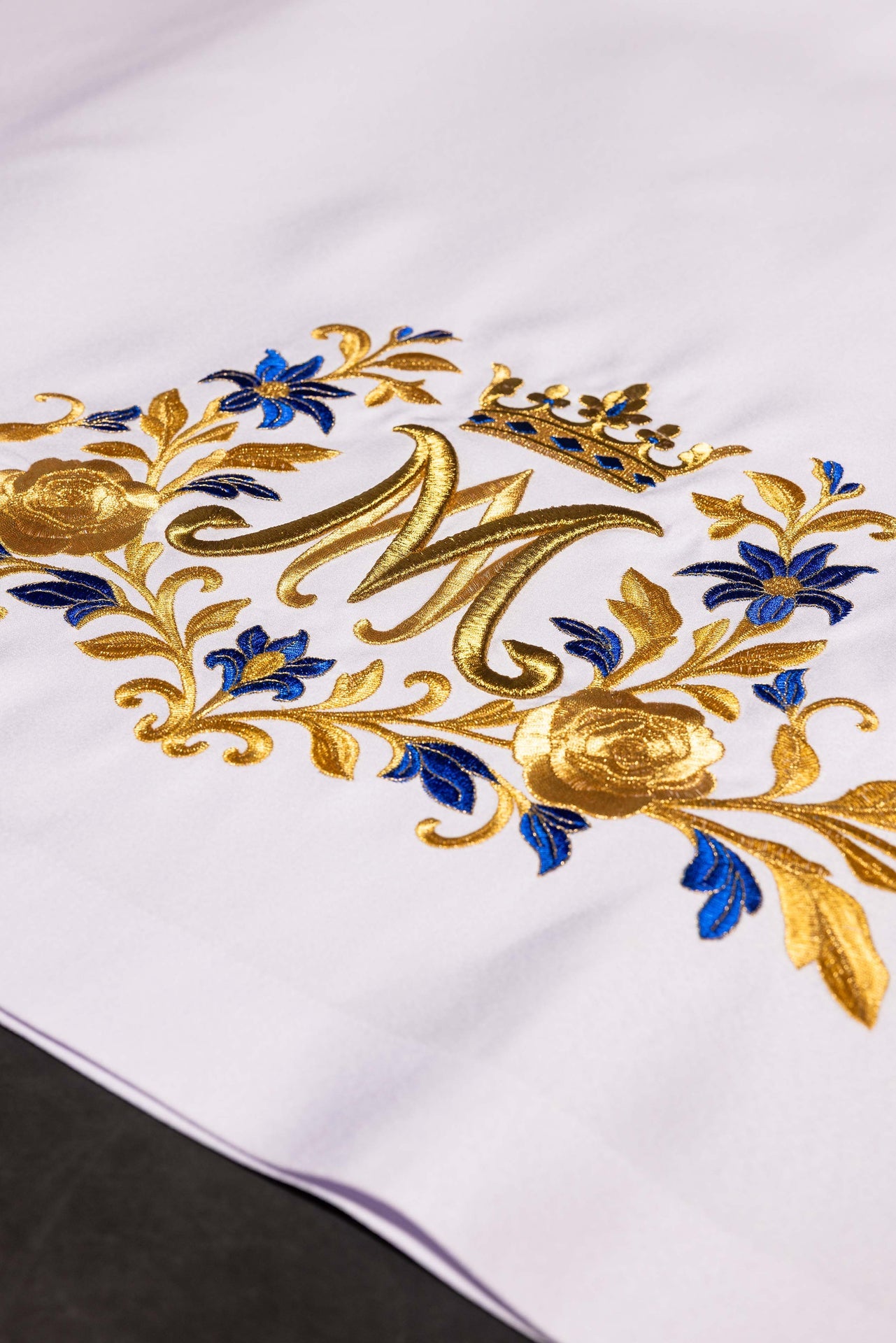 Obrus ołtarzowy z haftowanym symbolem maryjnym