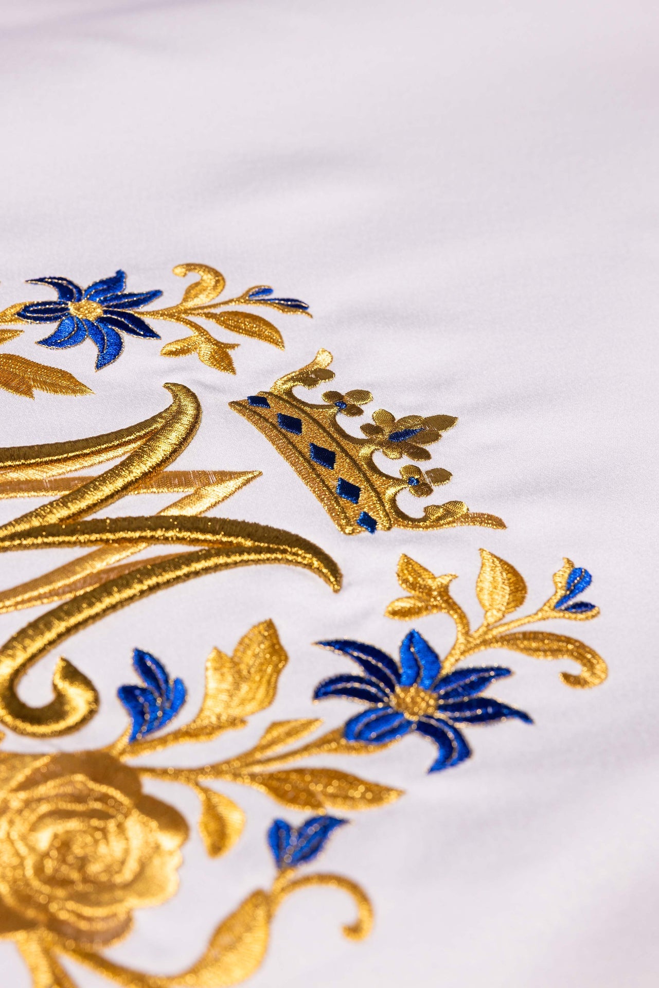 Obrus ołtarzowy z haftowanym symbolem maryjnym