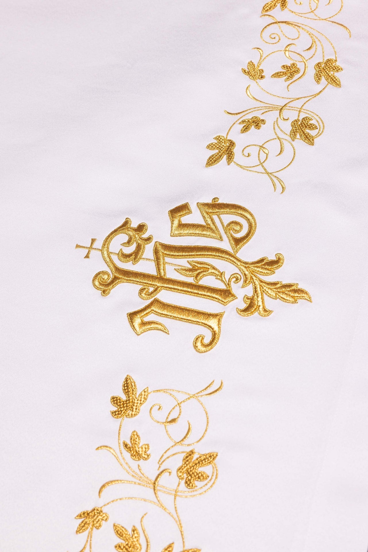 Obrus ołtarzowy z haftowanym symbolem IHS