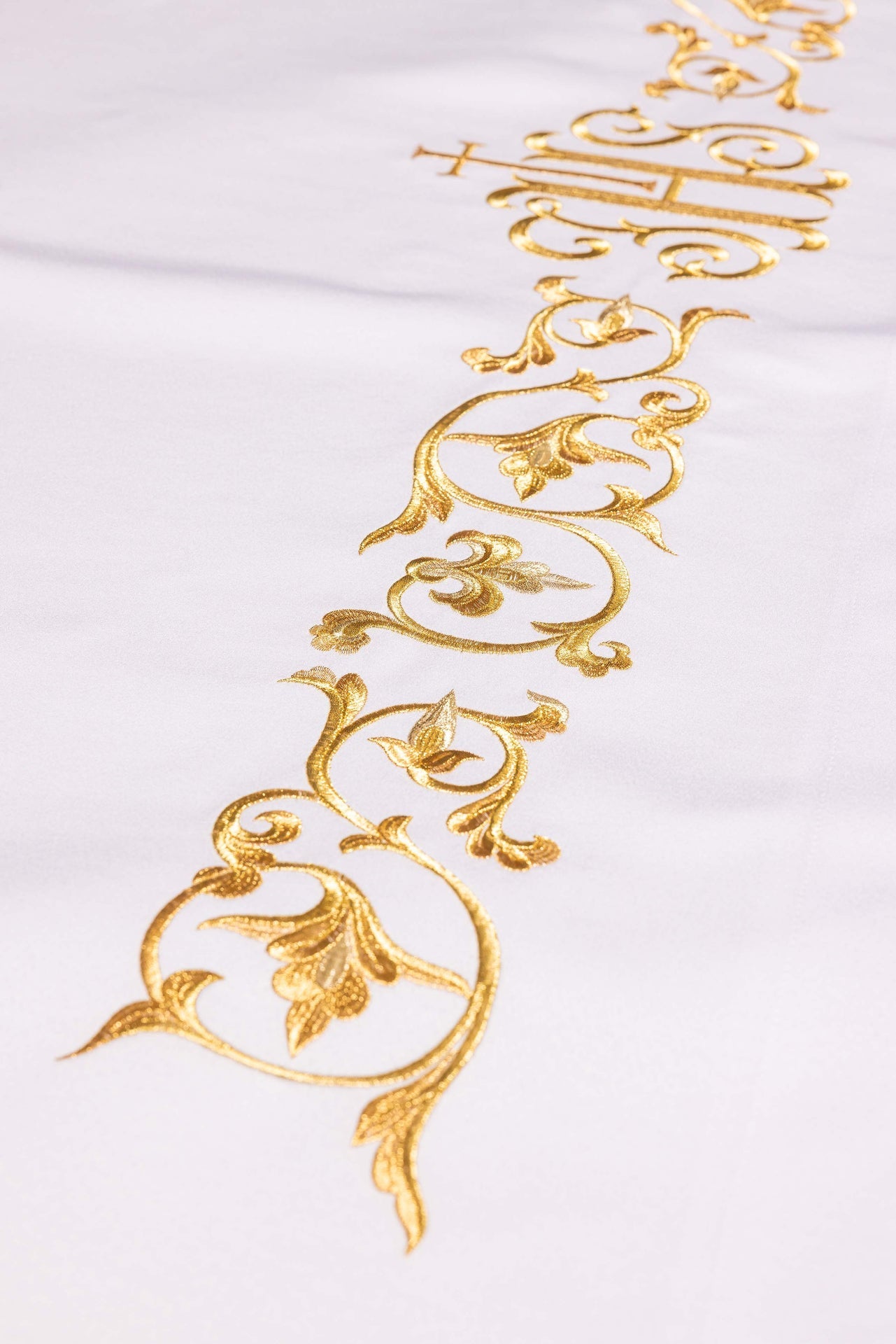 Mantel de altar con símbolo IHS bordado