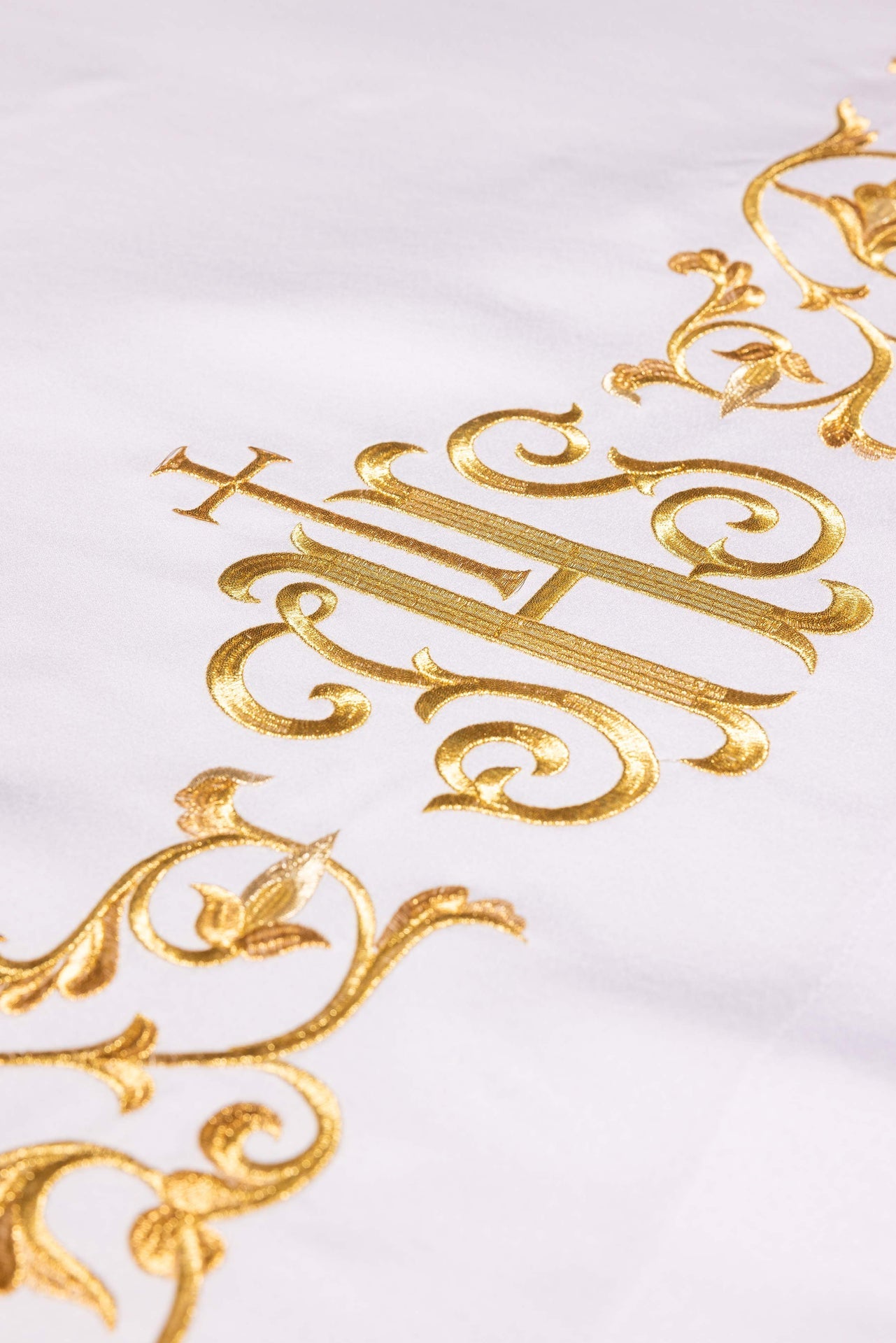 Mantel de altar con símbolo IHS bordado