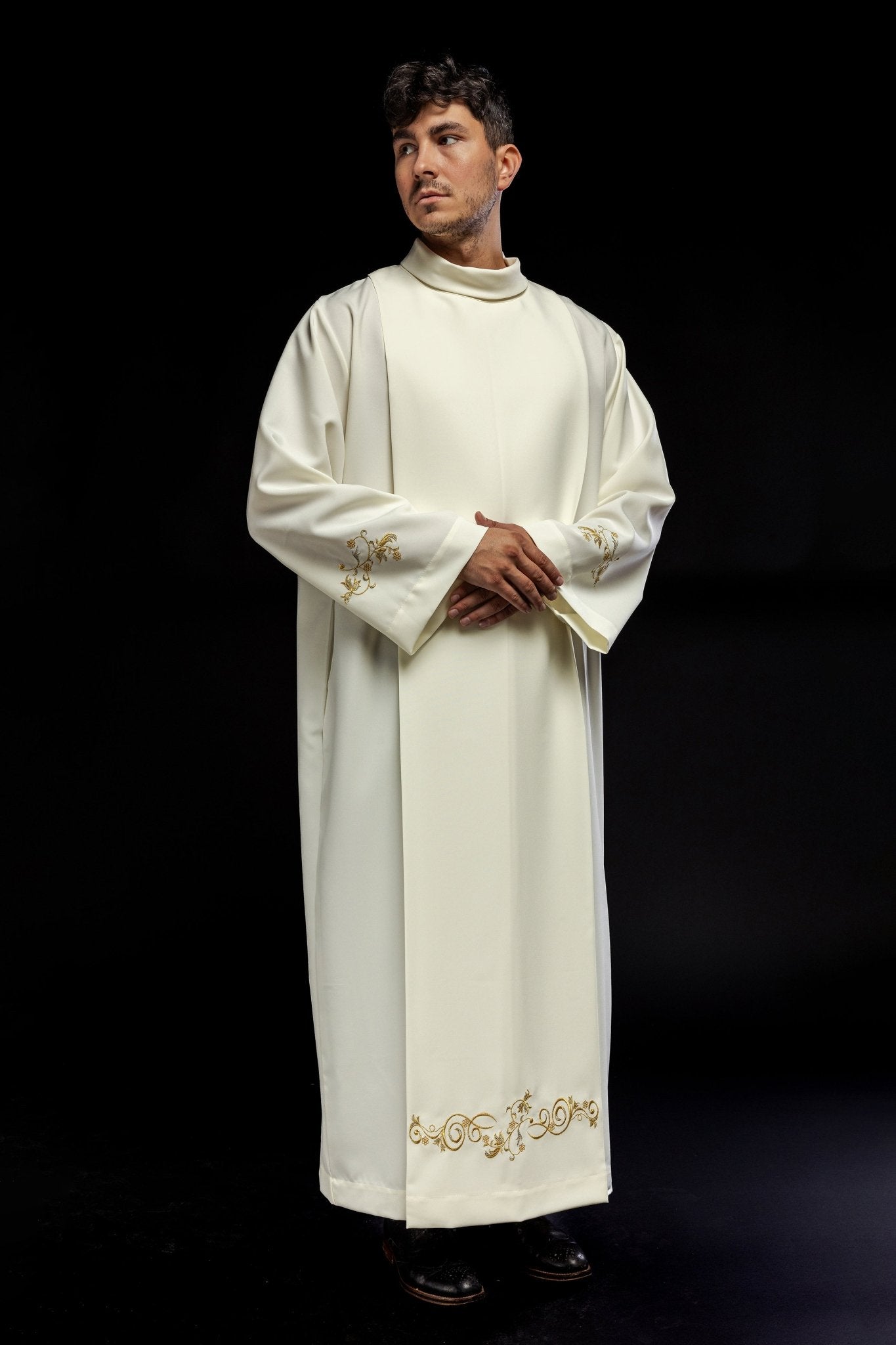 Alba lisa color marfil con cuello redondo y bordado decorativo KAB/003/05/12 135cm/164cm - CASULLAS.ES