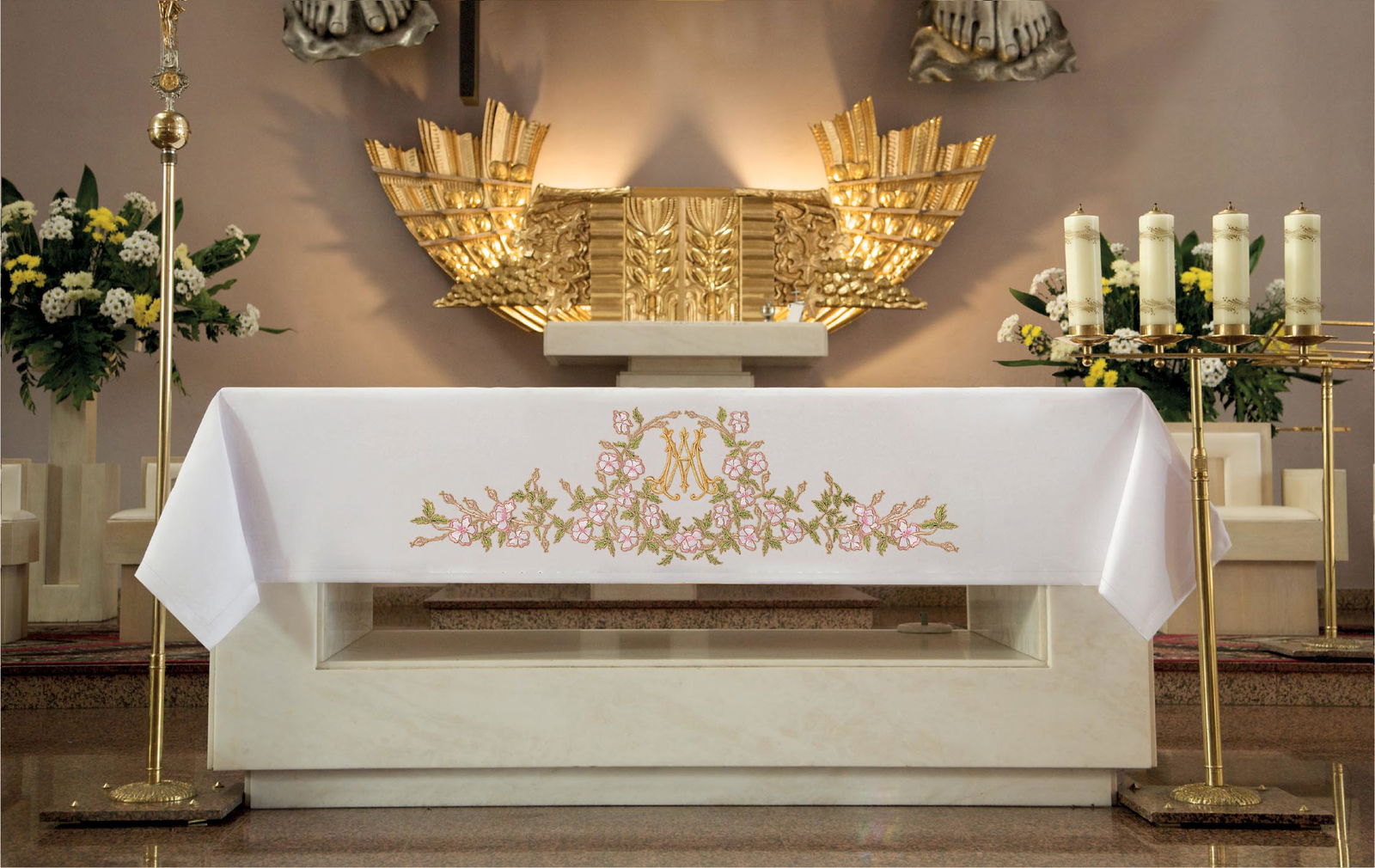 Toalha de altar ricamente decorada com bordado frontal em motivo mariano