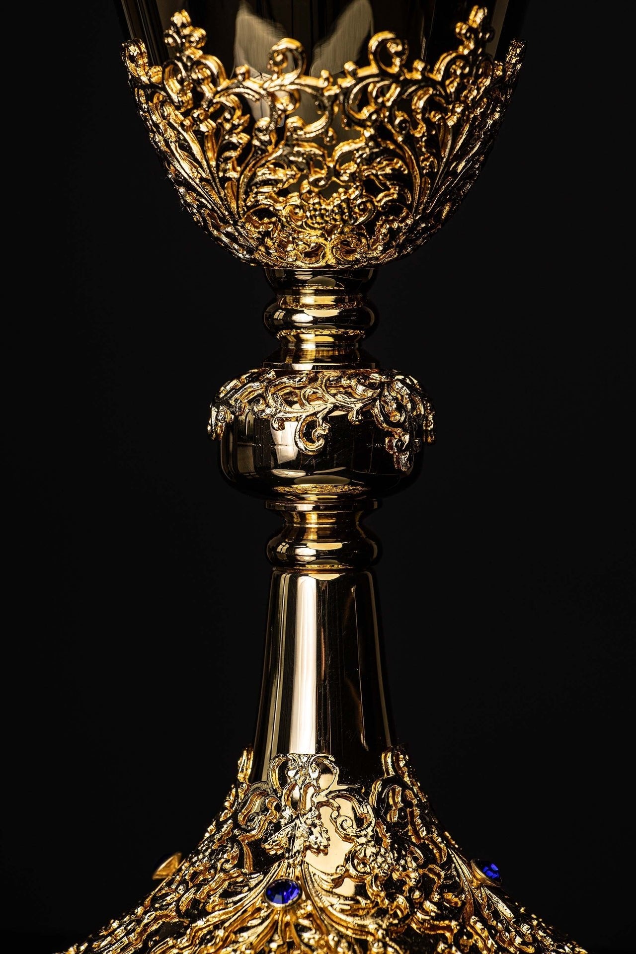 Cáliz de misa artesanal bañado en oro y adornado con zafiros KNR/0219 22CM - CASULLAS.ES