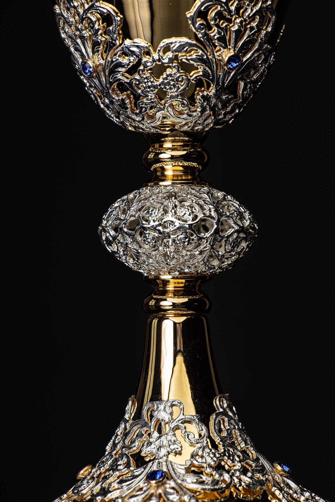 Cáliz de misa artesanal bañado en oro y adornado con zafiros KNR/0220 22CM - CASULLAS.ES