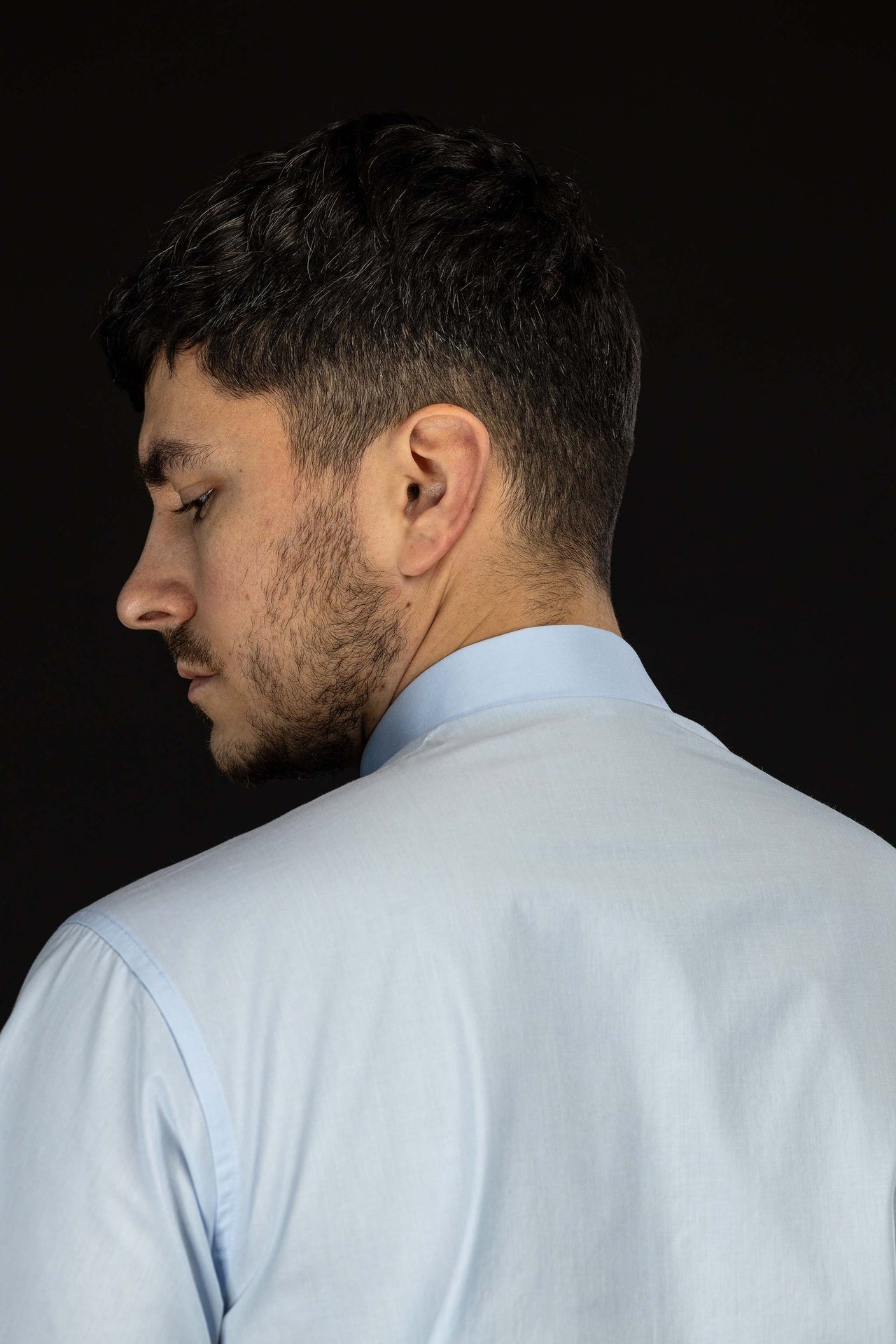 Camisa clerical azul de manga corta con alzacuello KSZ/002/223/KR/38 - CASULLAS.ES