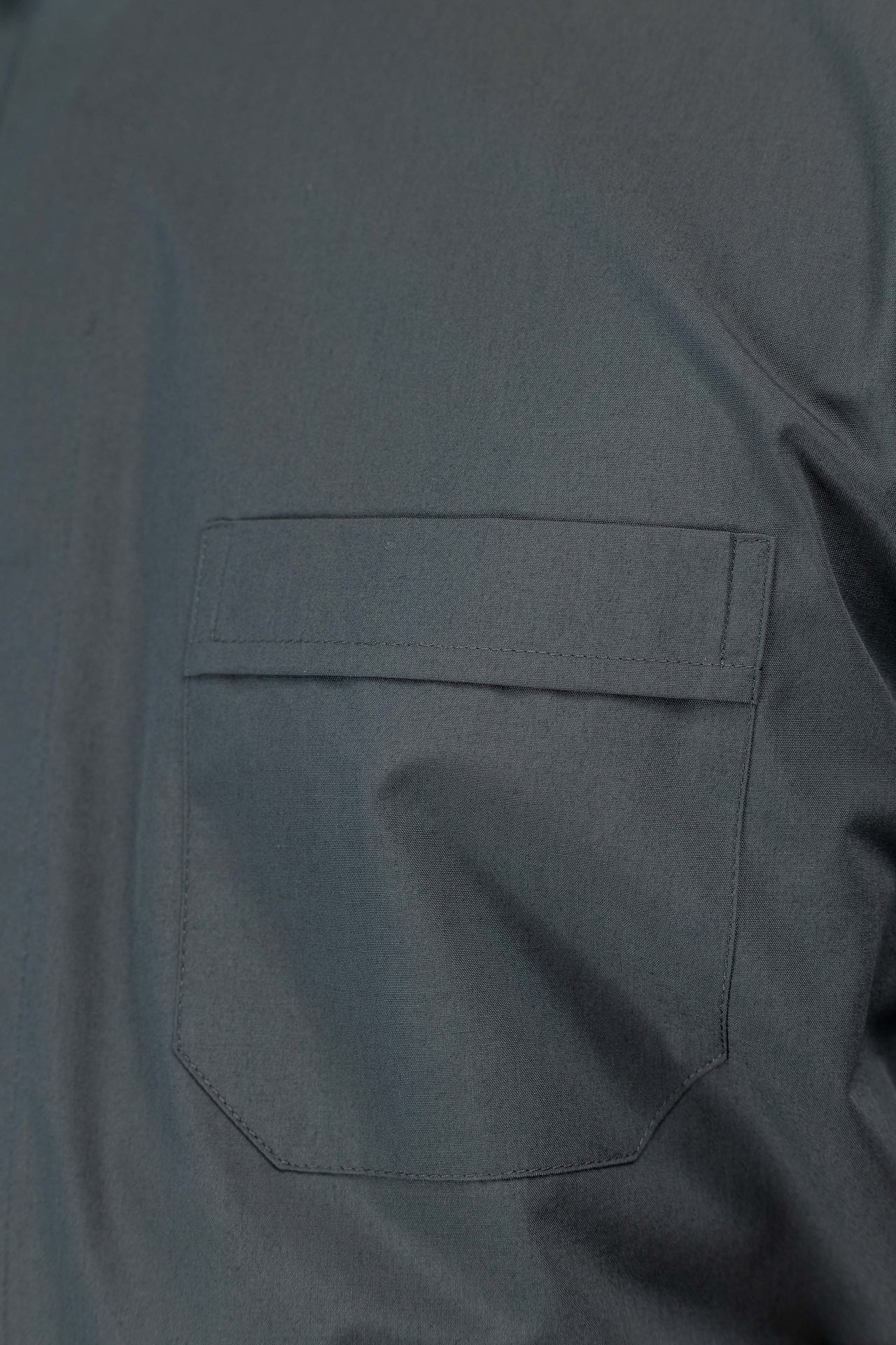 Camisa clerical gris oscuro de manga corta con alzacuello KSZ/002/209/KR/38 - CASULLAS.ES