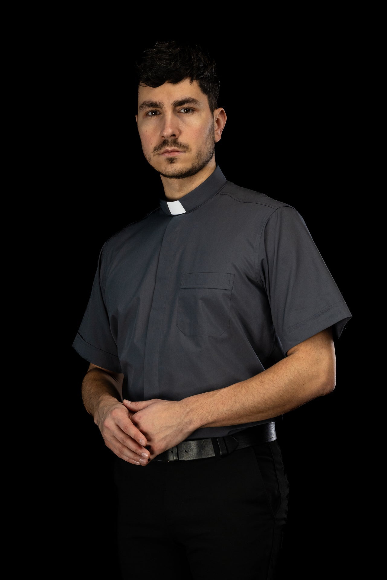 Camisa clerical gris oscuro de manga corta con alzacuello KSZ/002/209/KR/38 - CASULLAS.ES