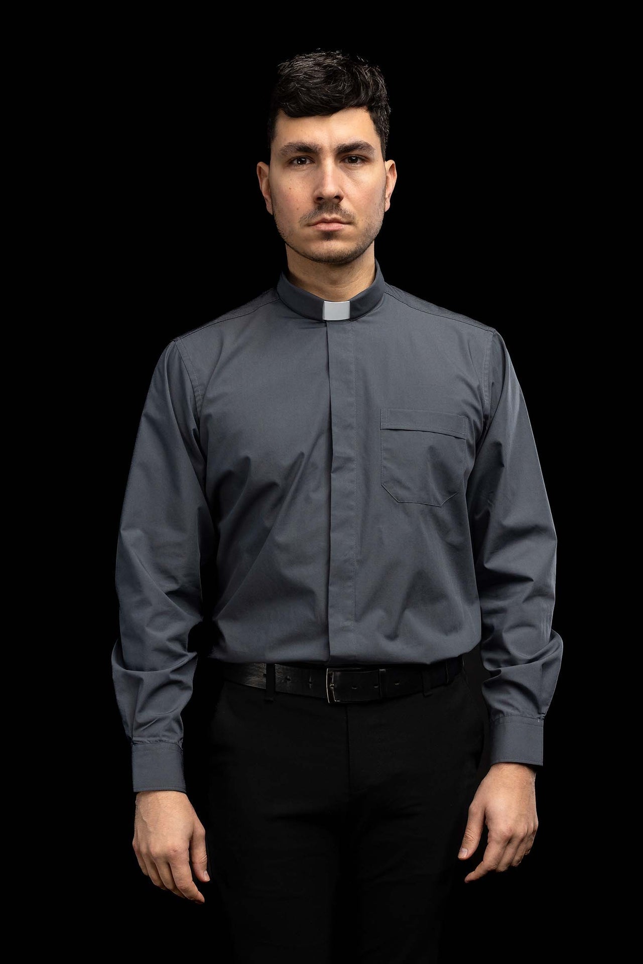Camisa clerical gris oscuro de manga larga con alzacuello KSZ/001/209/DR/38 - CASULLAS.ES
