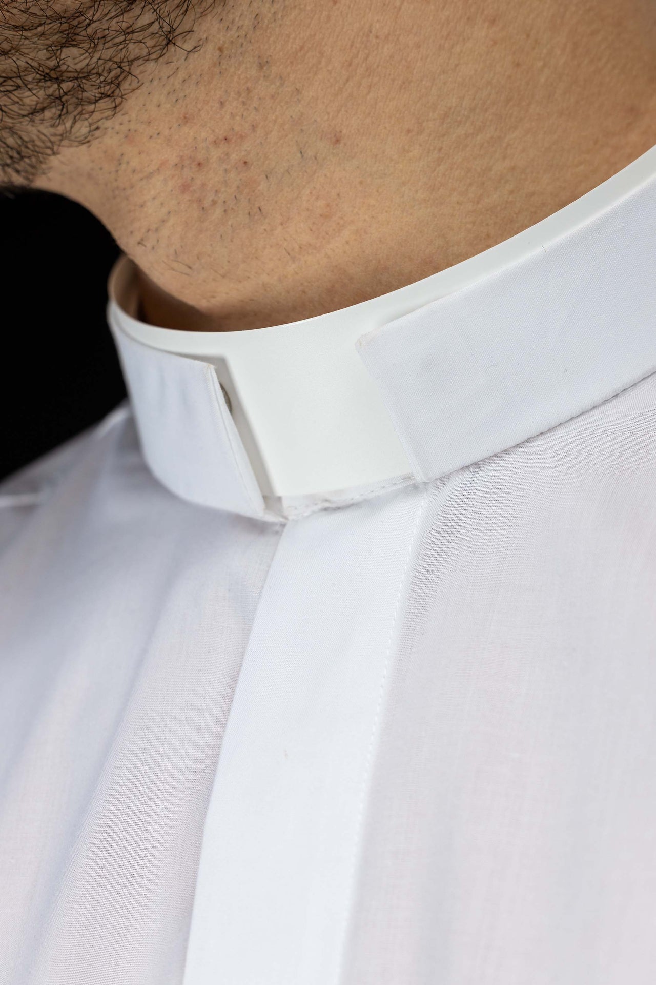 Camisa clerical romana blanca de manga larga con alzacuello KSZ/003/211/DR/38 - CASULLAS.ES