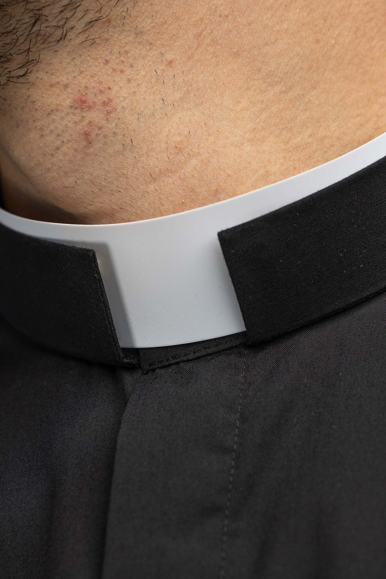 Camisa clerical romana negra de manga corta con alzacuello KSZ/004/214/KR/38 - CASULLAS.ES