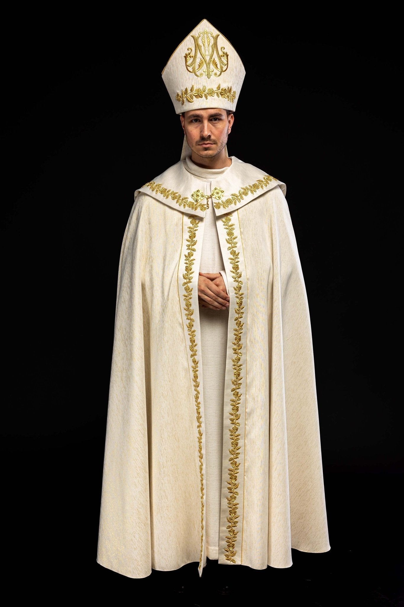 Capa bordada mariana ecru KKP/158/05/86 145cm - CASULLAS.ES