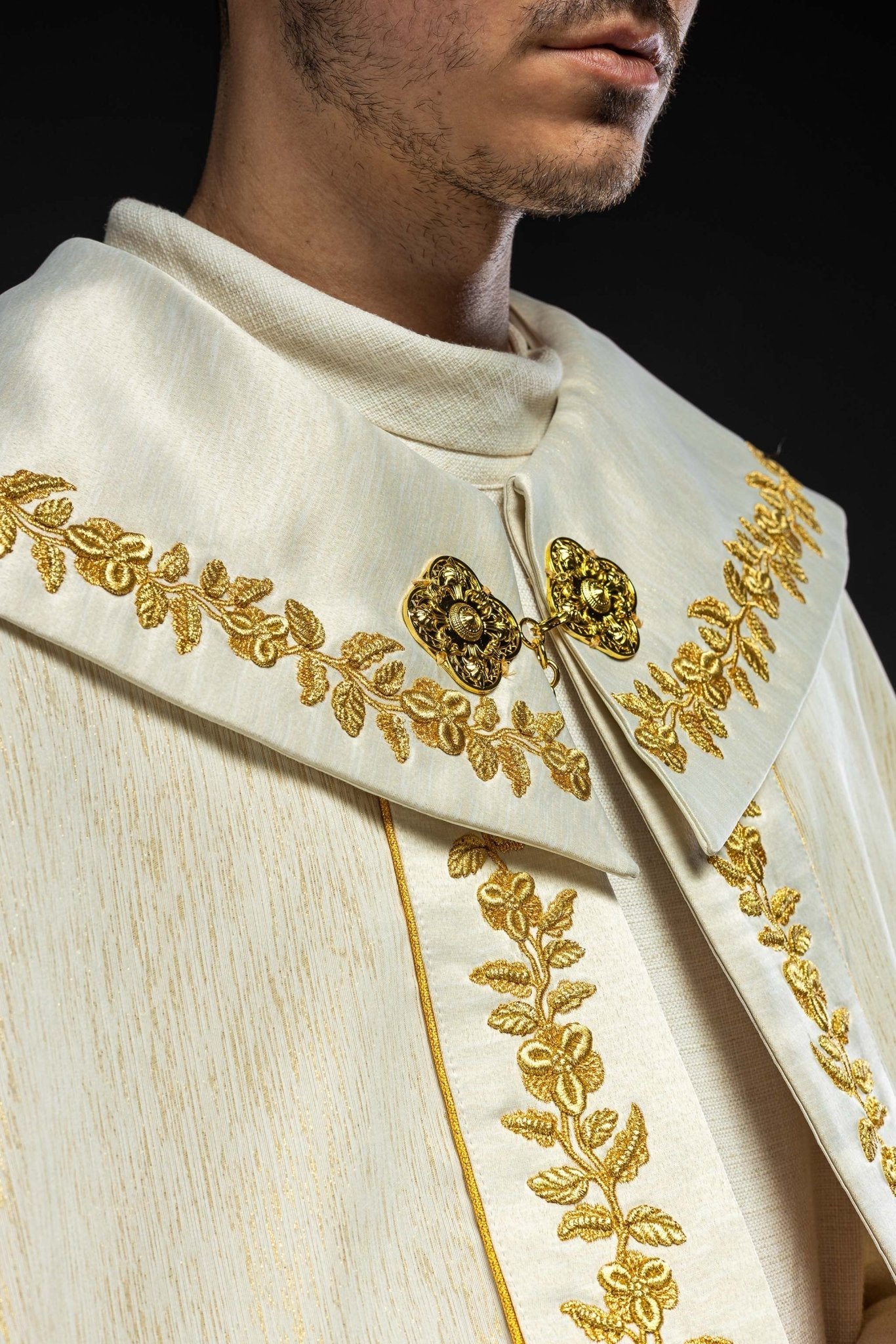 Capa bordada mariana ecru KKP/158/05/86 145cm - CASULLAS.ES