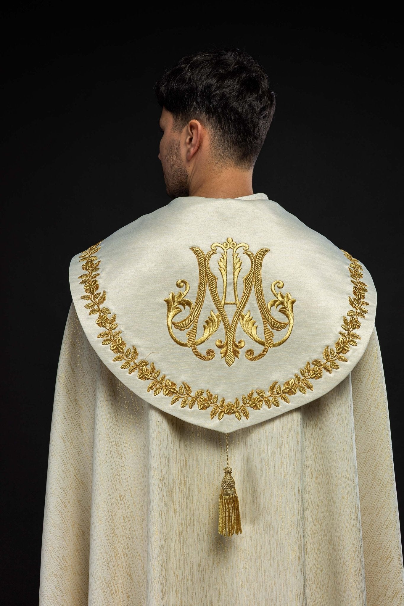 Capa bordada mariana ecru KKP/158/05/86 145cm - CASULLAS.ES