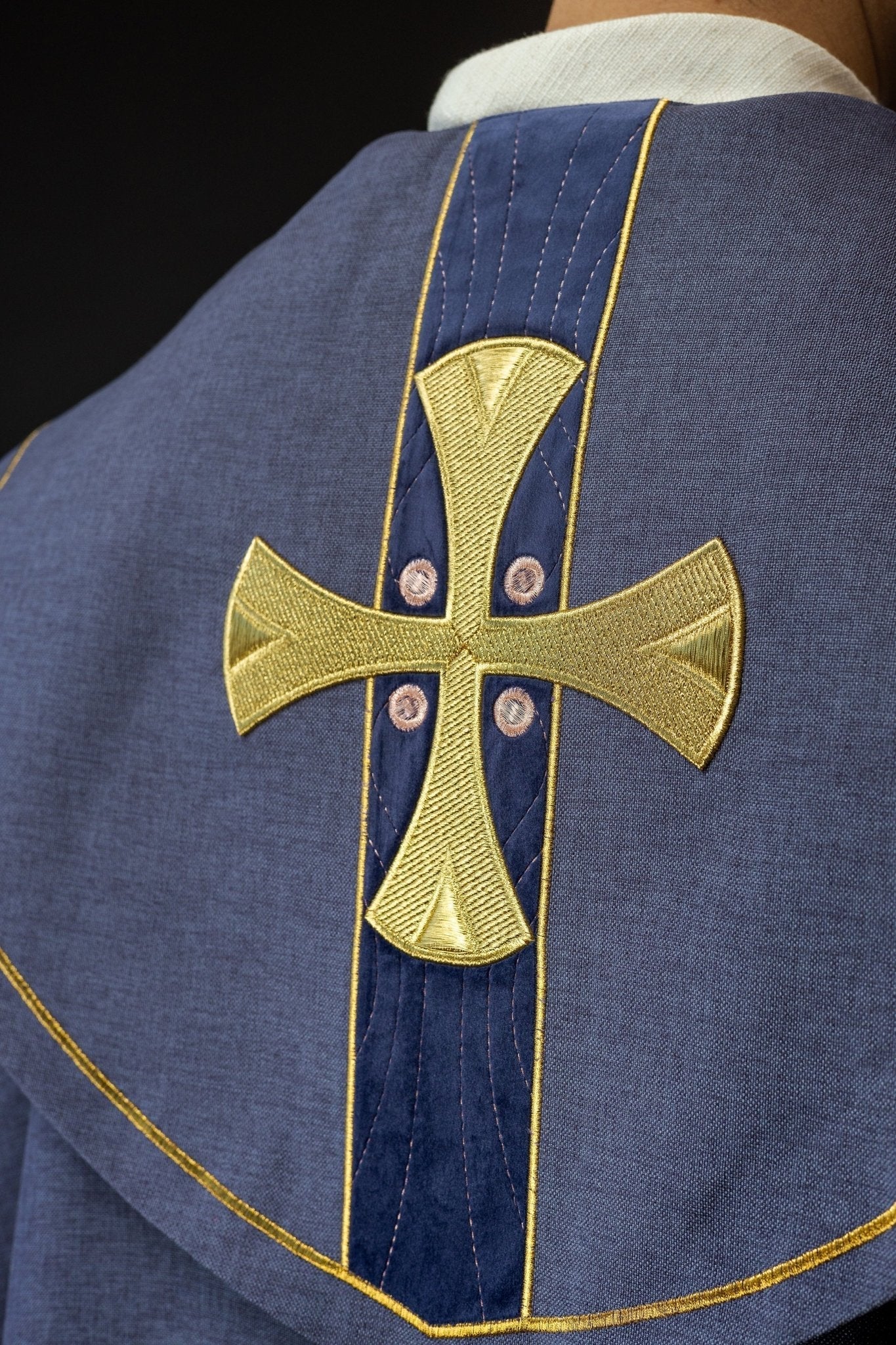 Capa con cruces doradas bordadas y terciopelo morado S - 3068 - 03 - 70 150cm - CASULLAS.ES