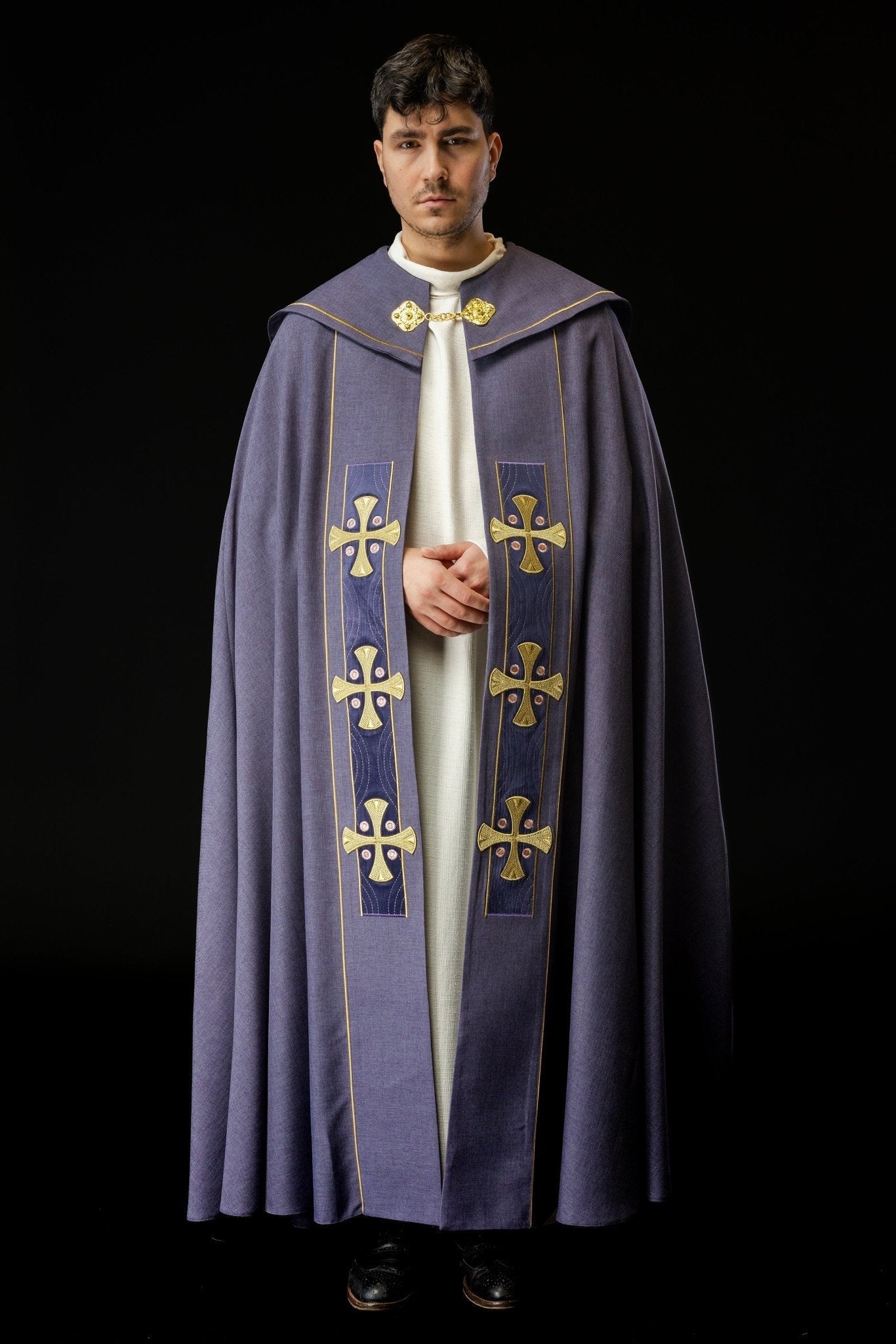 Capa con cruces doradas bordadas y terciopelo morado S - 3068 - 03 - 70 150cm - CASULLAS.ES