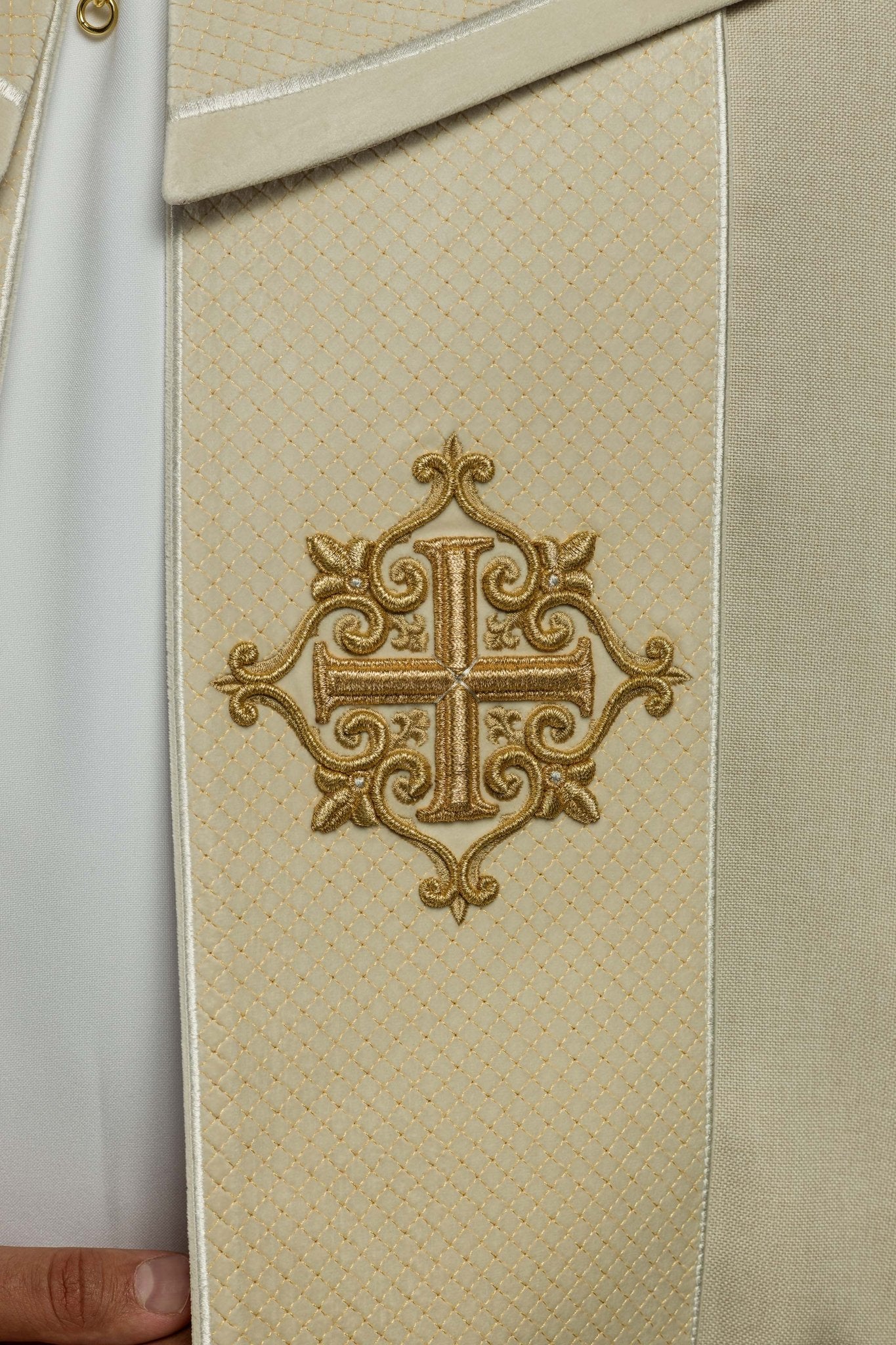 Capa pluvial litúrgica con banda de terciopelo écru y bordado de cruces LE/3029/05 145 cm - CASULLAS.ES