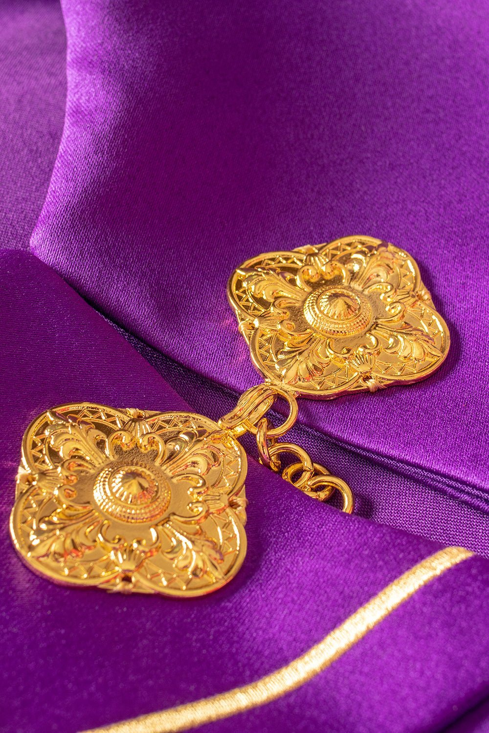 Capa pluvial morada con IHS dorado y bordado uvas KKP/001/03/20 FIOLET SAT.POMPON 150cm - CASULLAS.ES