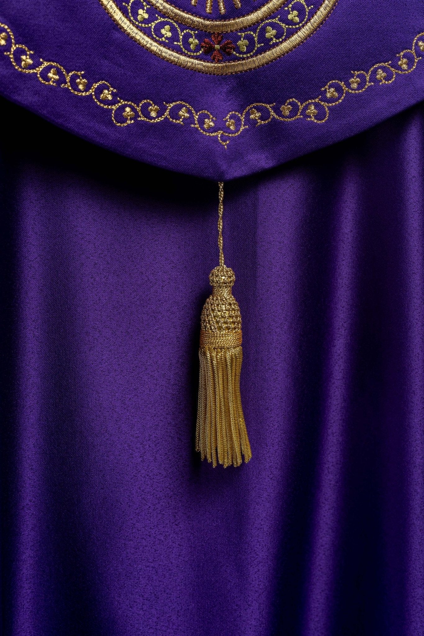 Capa pluvial morada ricamente decorada con bordado IHS KKP/004/03/20 145cm - CASULLAS.ES