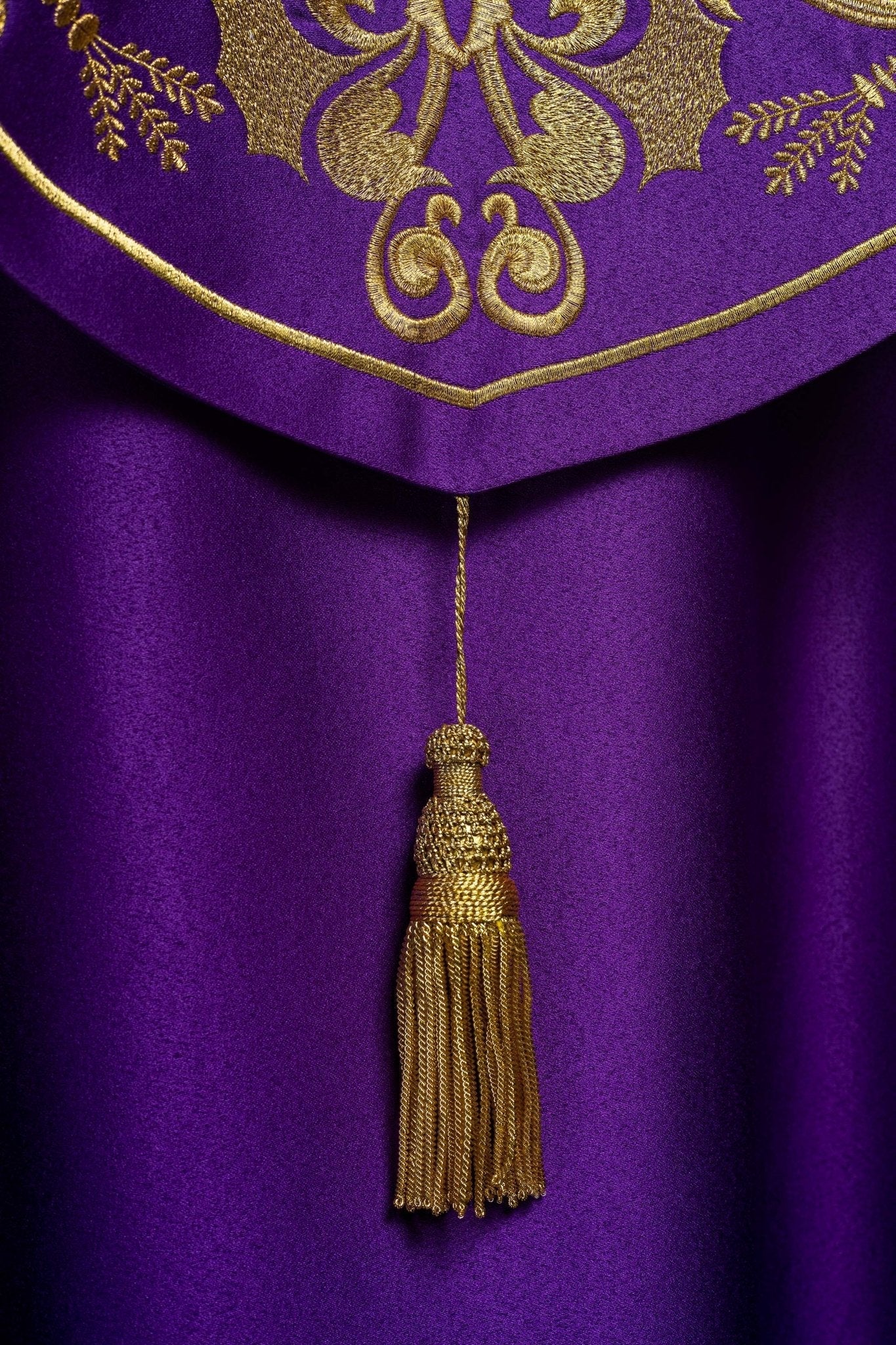 Capa pluvial morada ricamente decorada con bordado IHS KKP/009/03/20 FIOLET SAT. POMPON 145 cm - CASULLAS.ES