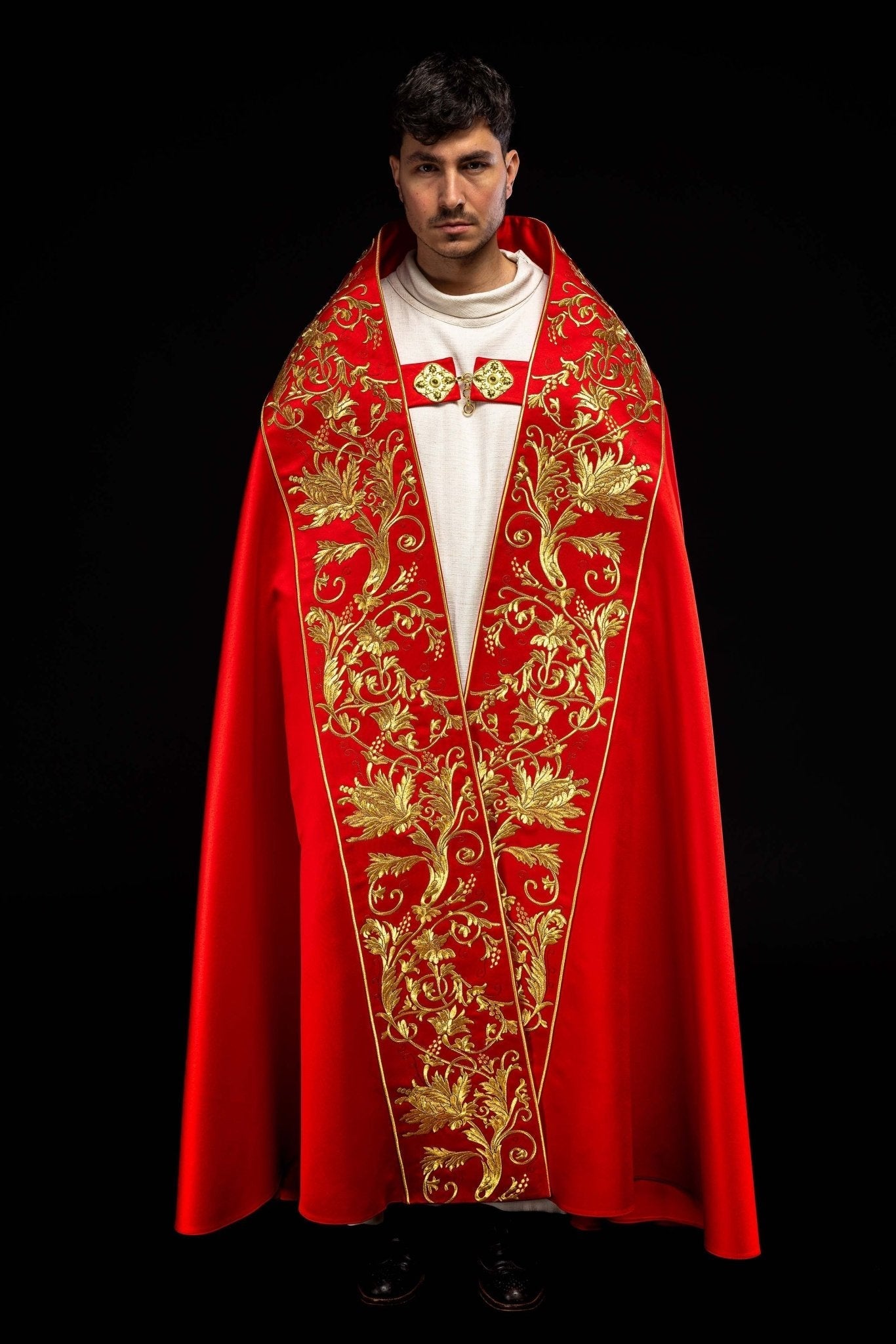 Capa romano de raso, rojo, con corazón de Jesús bordado KKP/026/02/20 150 cm - CASULLAS.ES