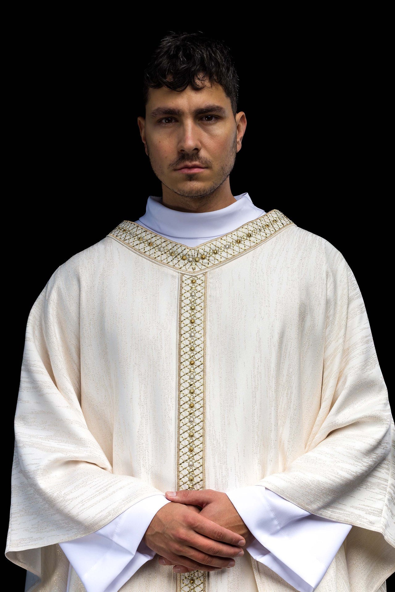 Casulla blanca con galón y cuello bordados LE/7033/05 - CASULLAS.ES