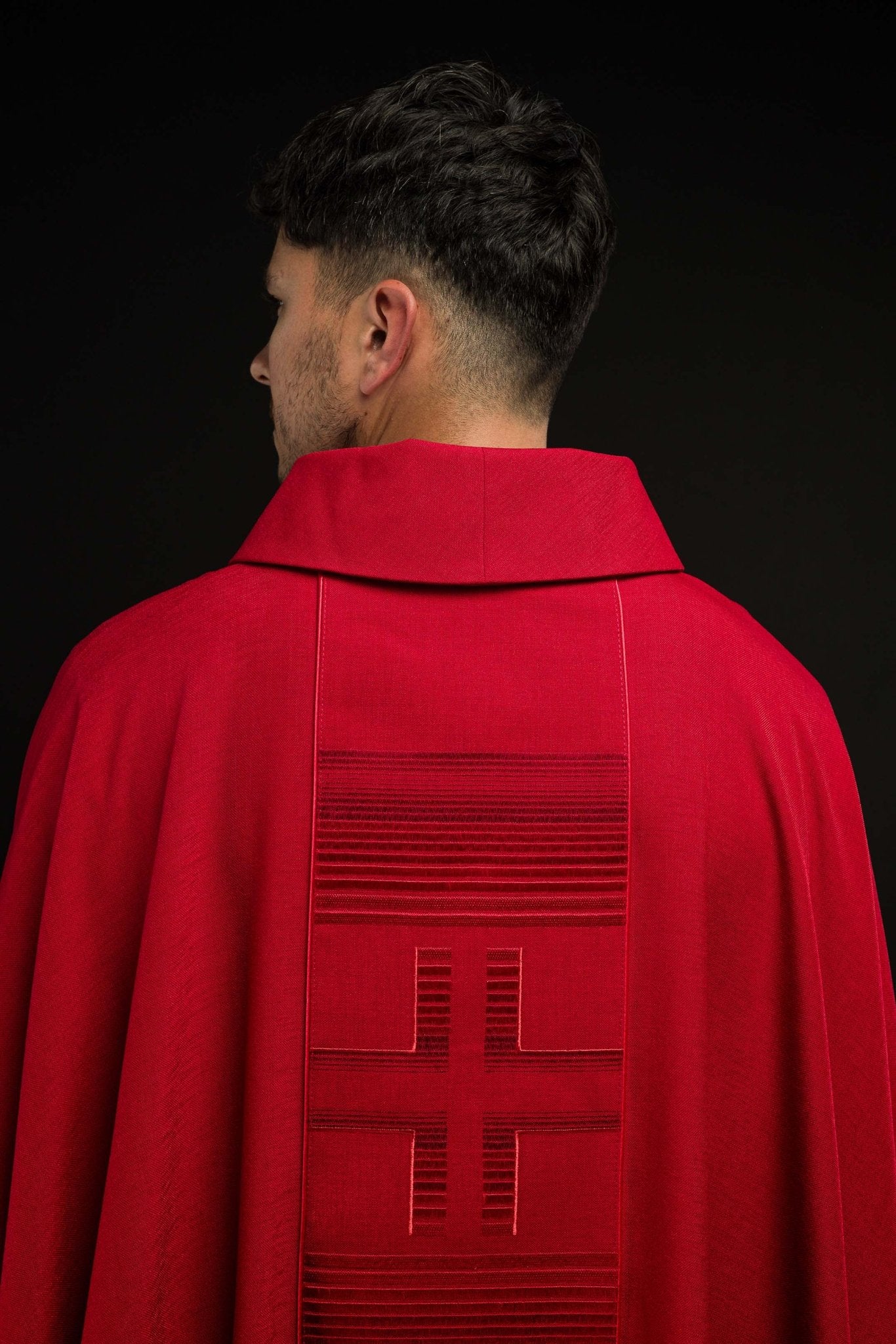 Casulla bordada con cruces rojas HA7032-02 CZERWONY - CASULLAS.ES
