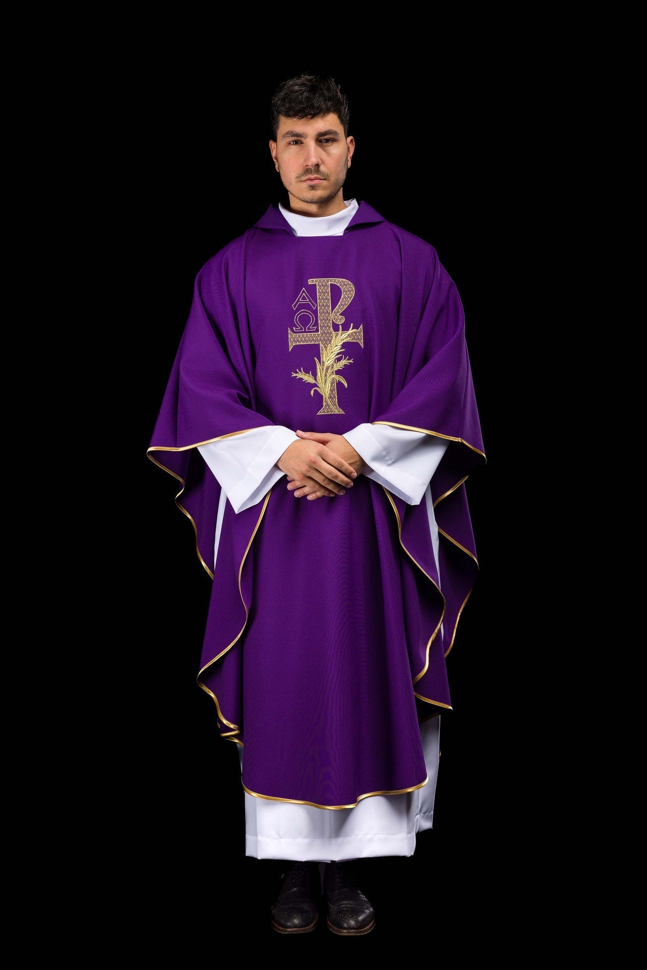 Casulla bordada con el símbolo Alfa y Omega y cuello ancho en color morado KOK/004/03/12/KARO - CASULLAS.ES