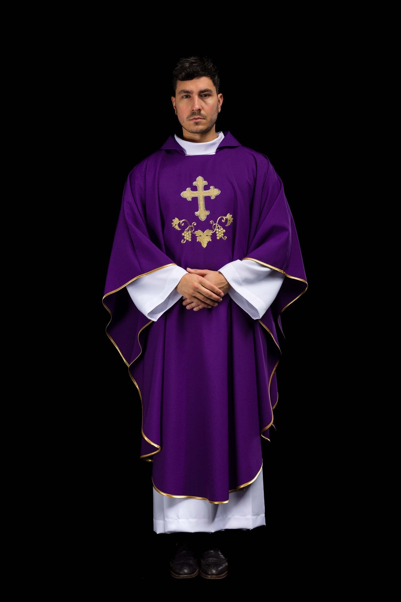 Casulla bordada con el símbolo de la cruz y cuello ancho en color morado KOK/001/03/12/KARO - CASULLAS.ES