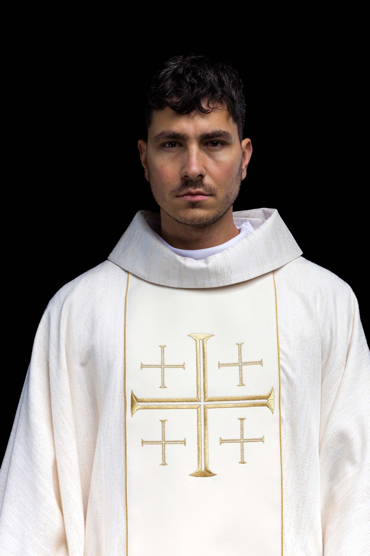 Casulla bordada con galón y Cruces de Jerusalén – ecru KOR/972/05/99 - CASULLAS.ES