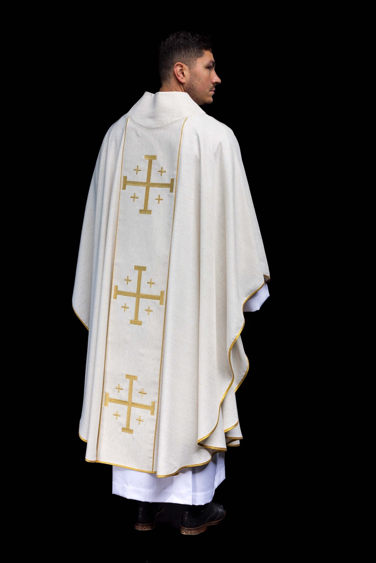Casulla bordada con la Cruz de Jerusalén – ecru KOR/974/05/100 - CASULLAS.ES