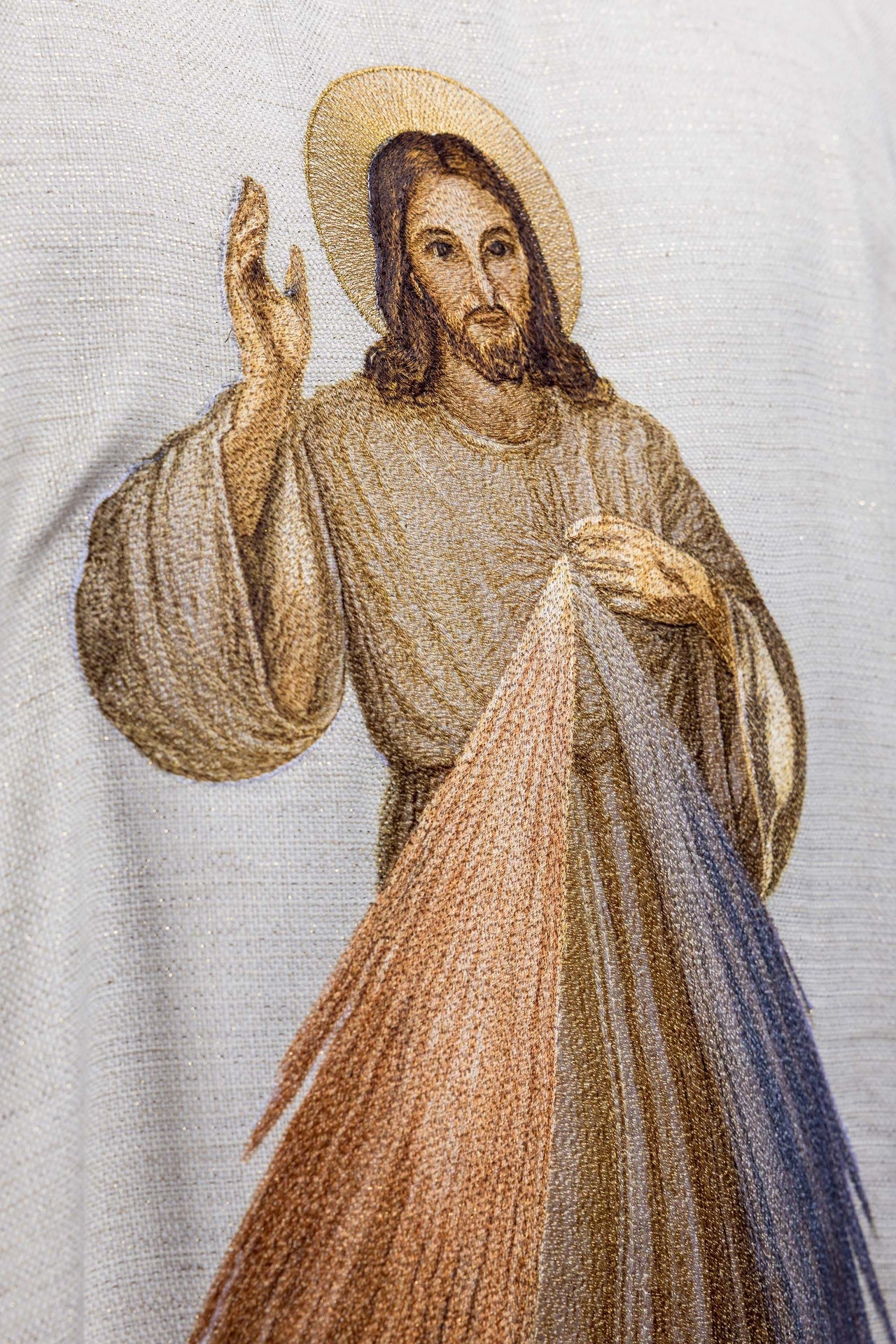 Casulla bordada con la imagen de Jesús Misericordioso color ecru KOW2/043/05/100 - CASULLAS.ES
