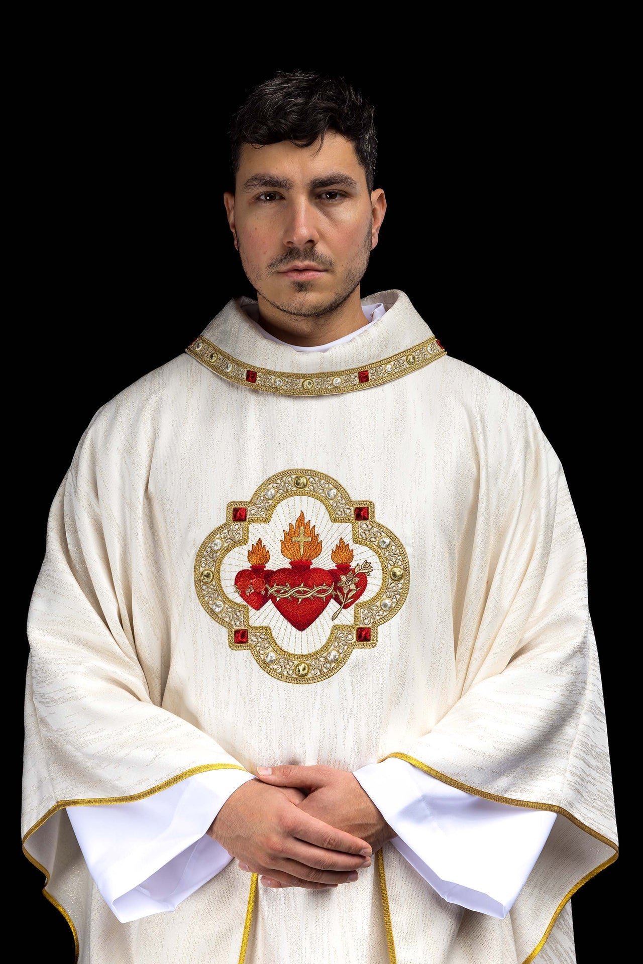 Casulla bordada con la imagen de los Tres Corazones S-7077-05-99 - CASULLAS.ES