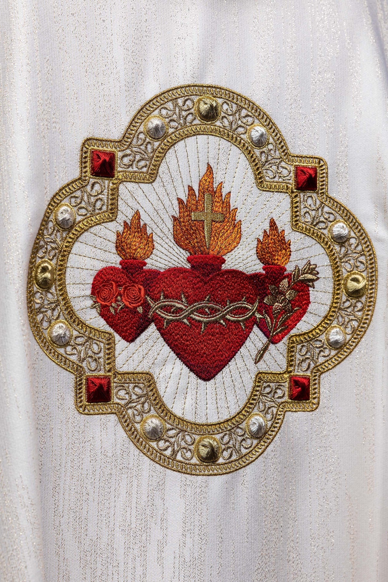 Casulla bordada con la imagen de los Tres Corazones S-7077-05-99 - CASULLAS.ES