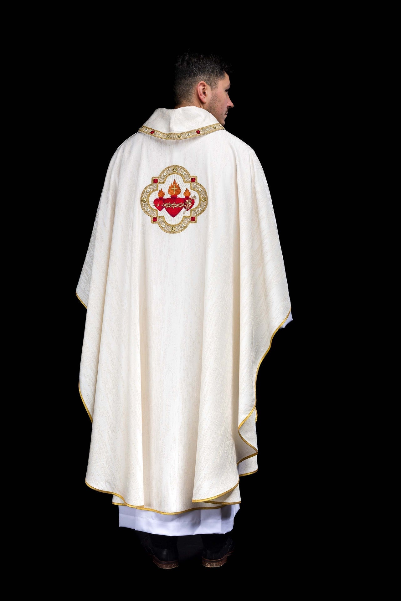 Casulla bordada con la imagen de los Tres Corazones S-7077-05-99 - CASULLAS.ES