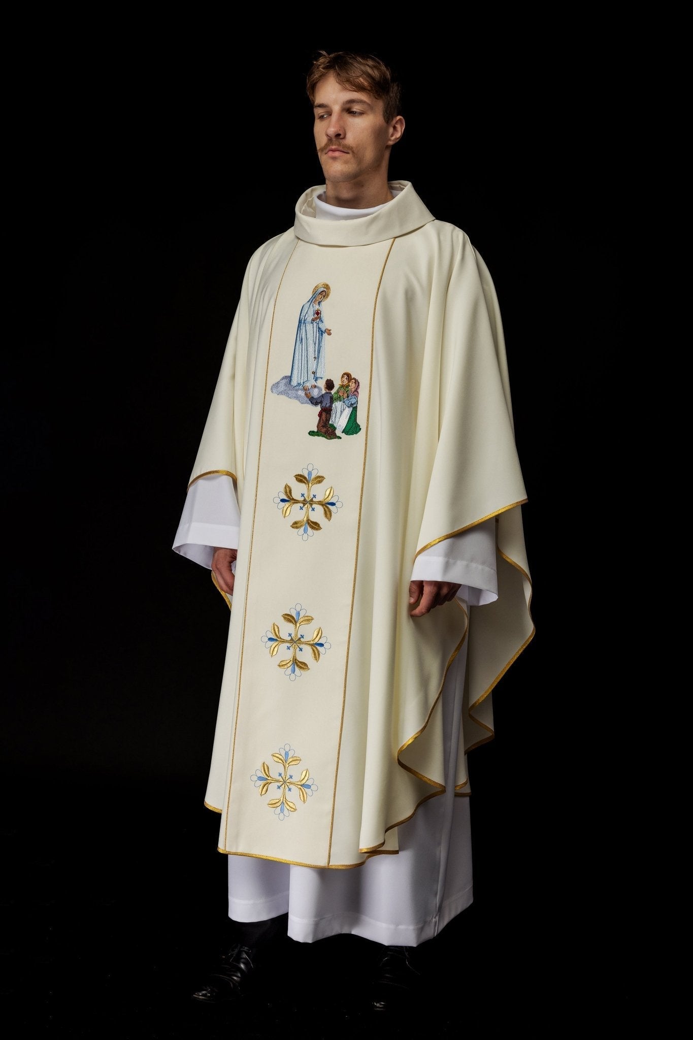 Casulla bordada con la imagen de Nuestra Señora de Fátima KOW2/002/05/01 - CASULLAS.ES