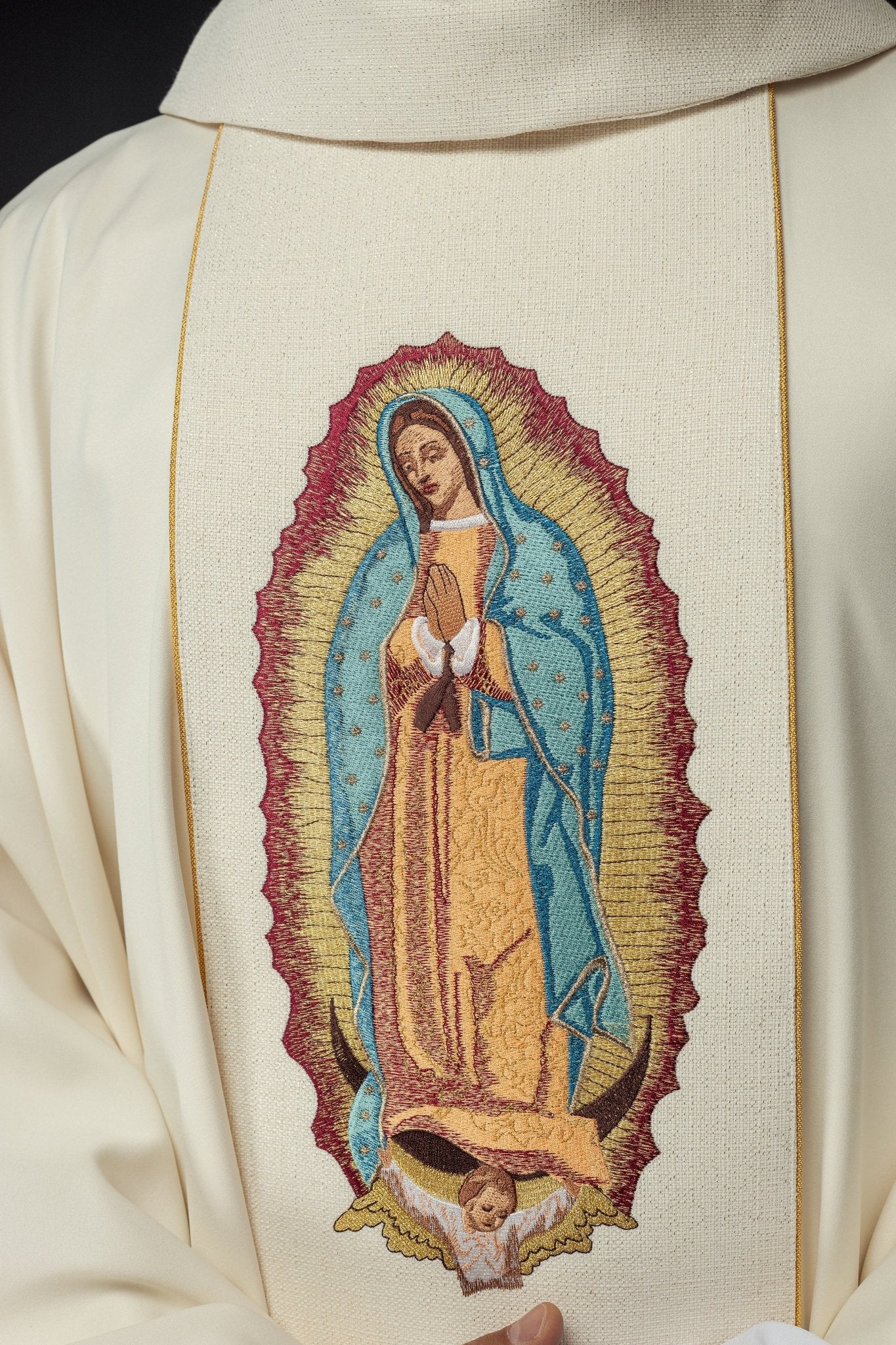 Casulla bordada con la imagen de Nuestra Señora de Guadalupe KOW2/010/05/53 - CASULLAS.ES