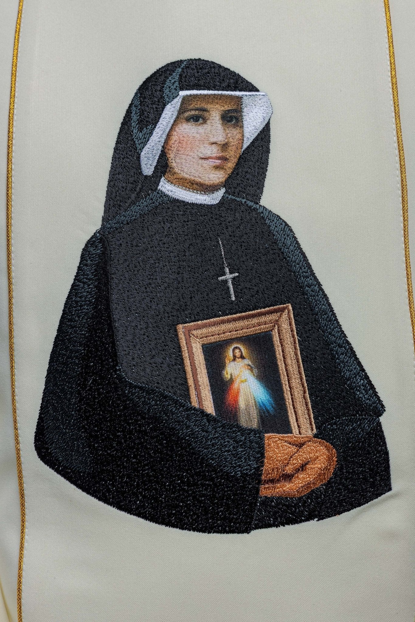 Casulla bordada con la imagen de Santa Faustina KOW2/033/05/01 - CASULLAS.ES