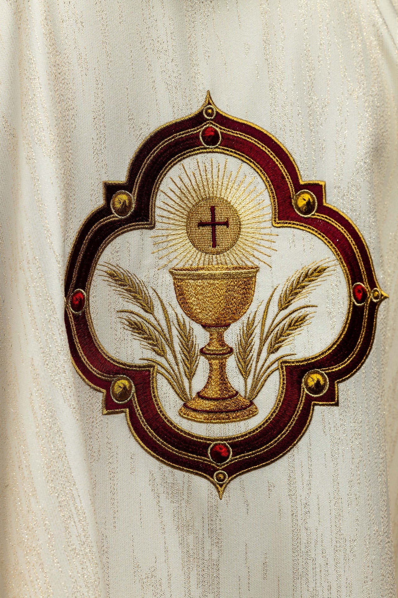 Casulla bordada con la imagen del Sagrado Corazón de Jesús y del cáliz eucarístico LE/7076/05 - CASULLAS.ES